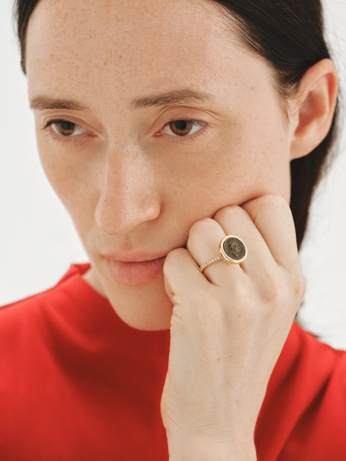 Anillo bañado en oro amarillo de 18K con moneda