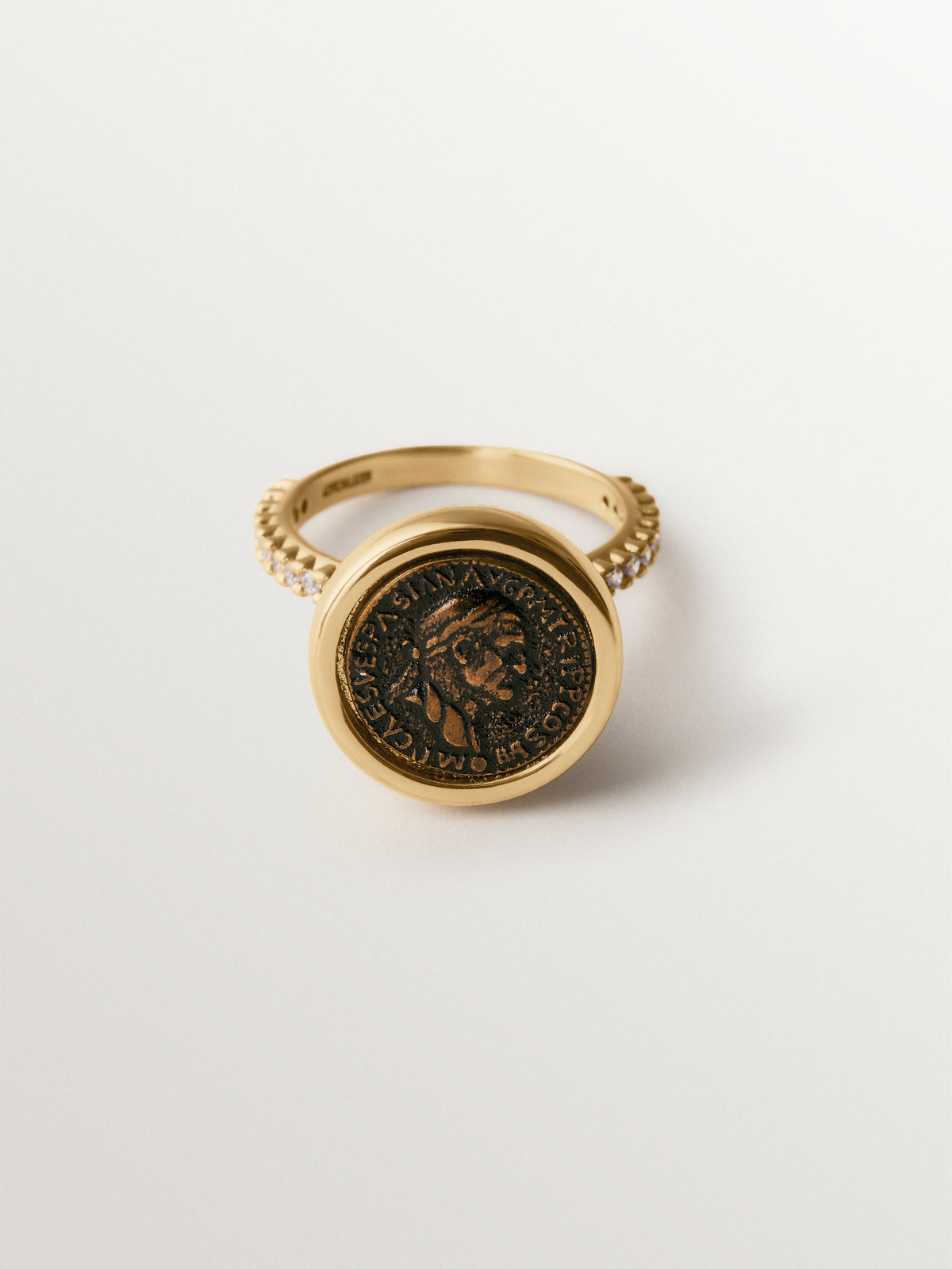 Anillo bañado en oro amarillo de 18K con moneda