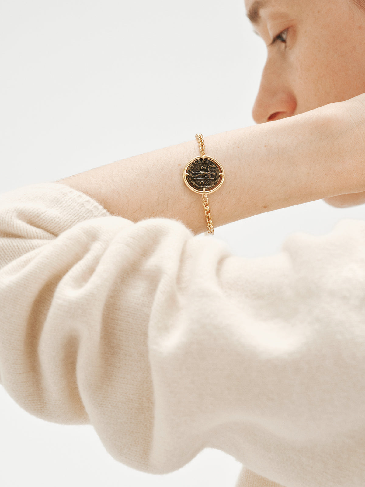 Pulsera bañada en oro amarillo de 18K con moneda
