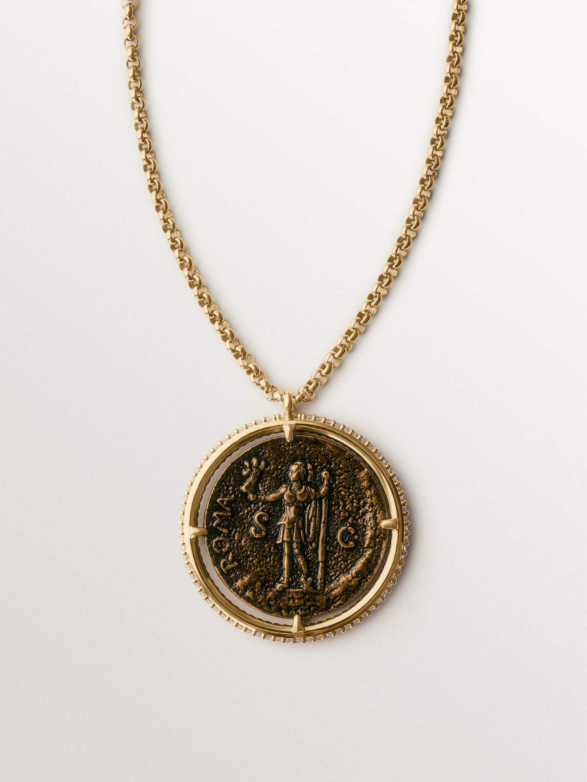 Collar bañado en oro amarillo de 18K con moneda