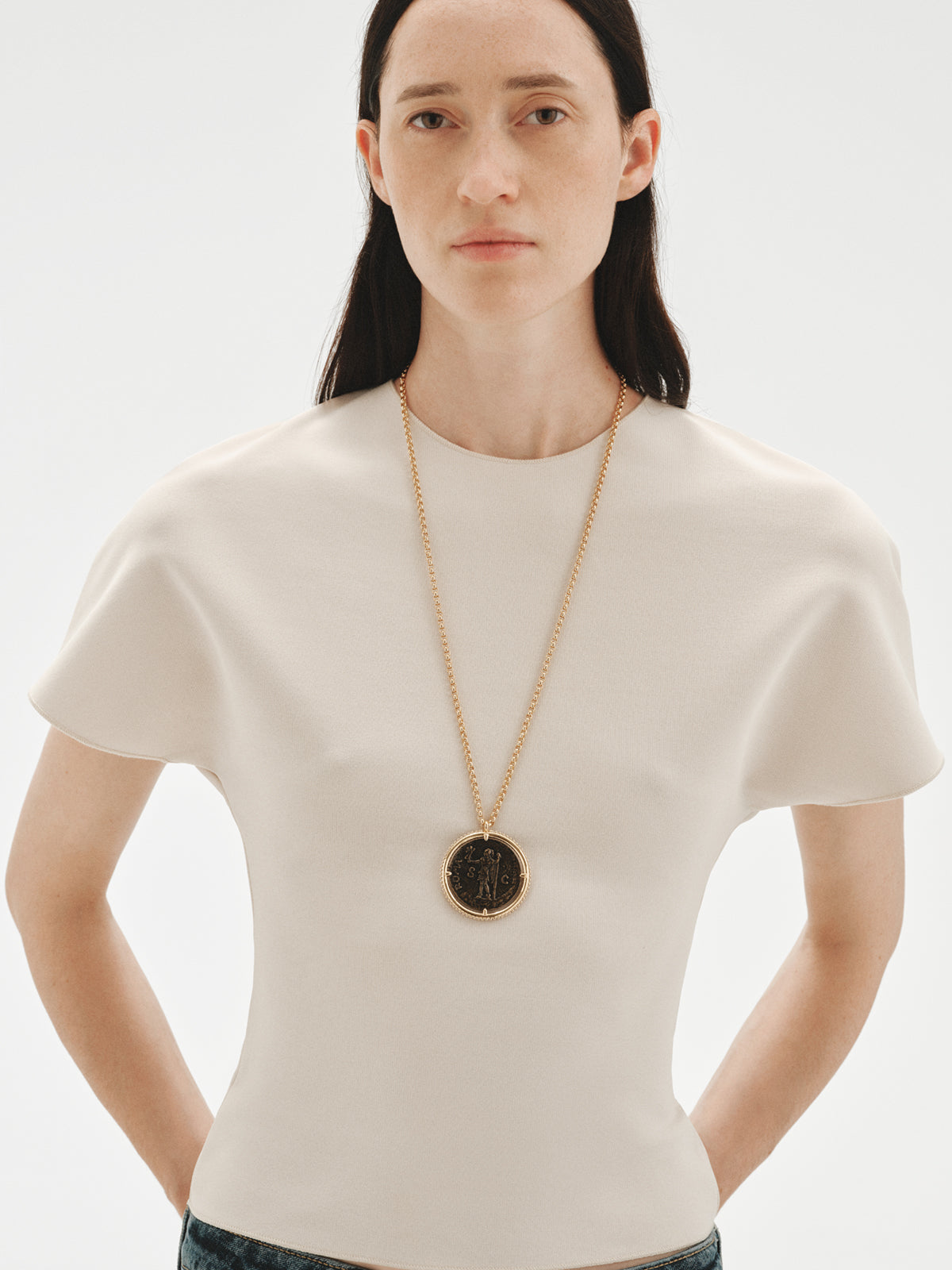 Collar bañado en oro amarillo de 18K con moneda
