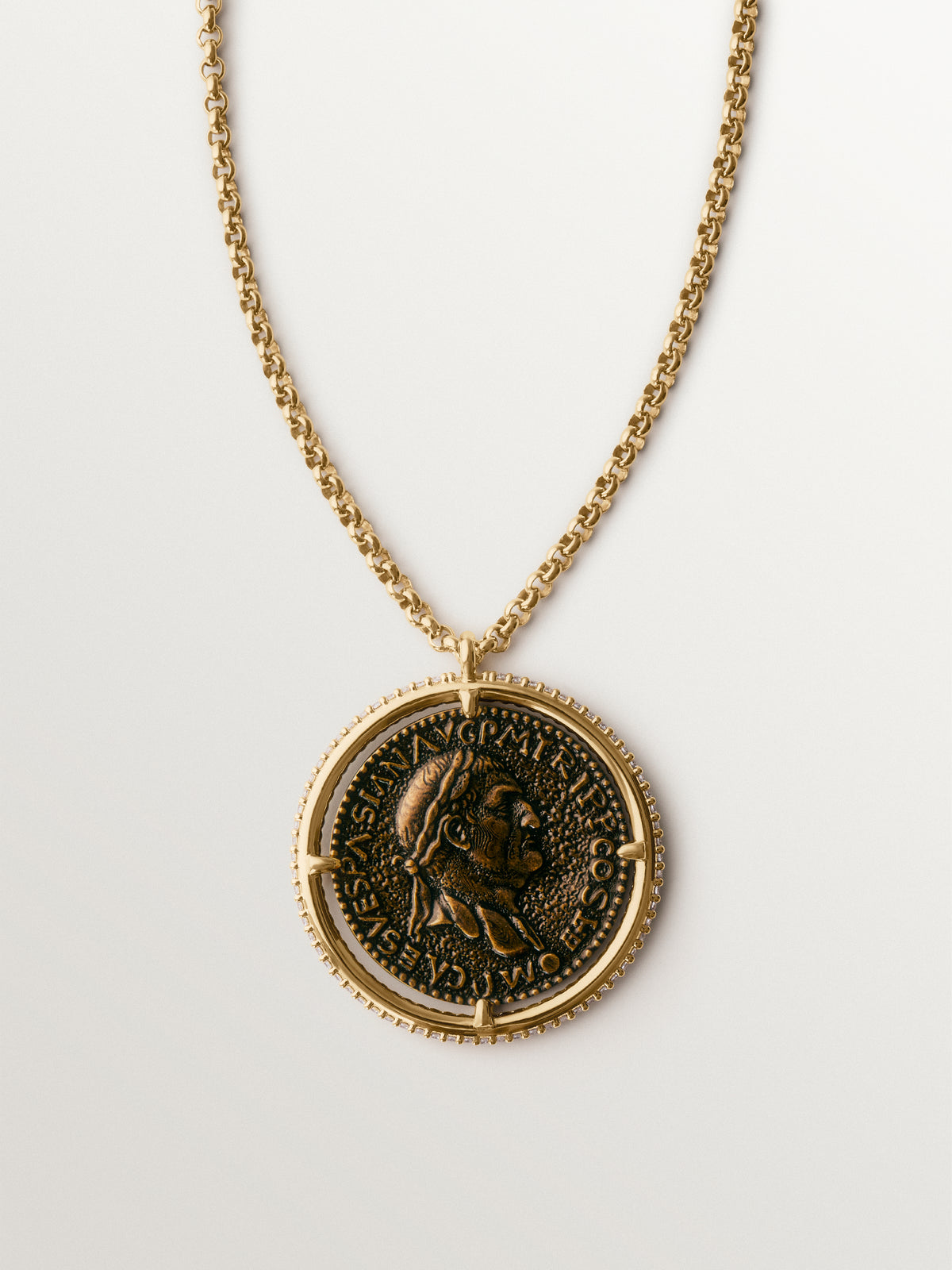 Collar bañado en oro amarillo de 18K con moneda