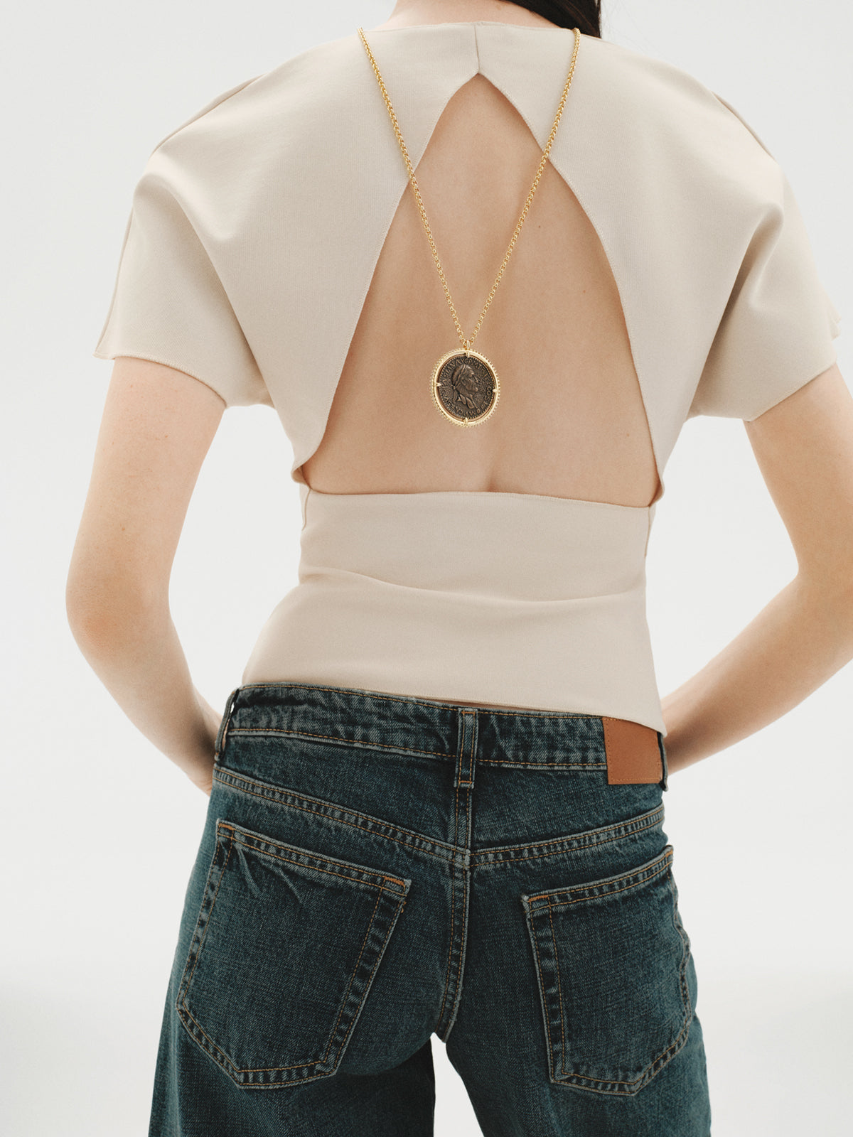 Collar bañado en oro amarillo de 18K con moneda
