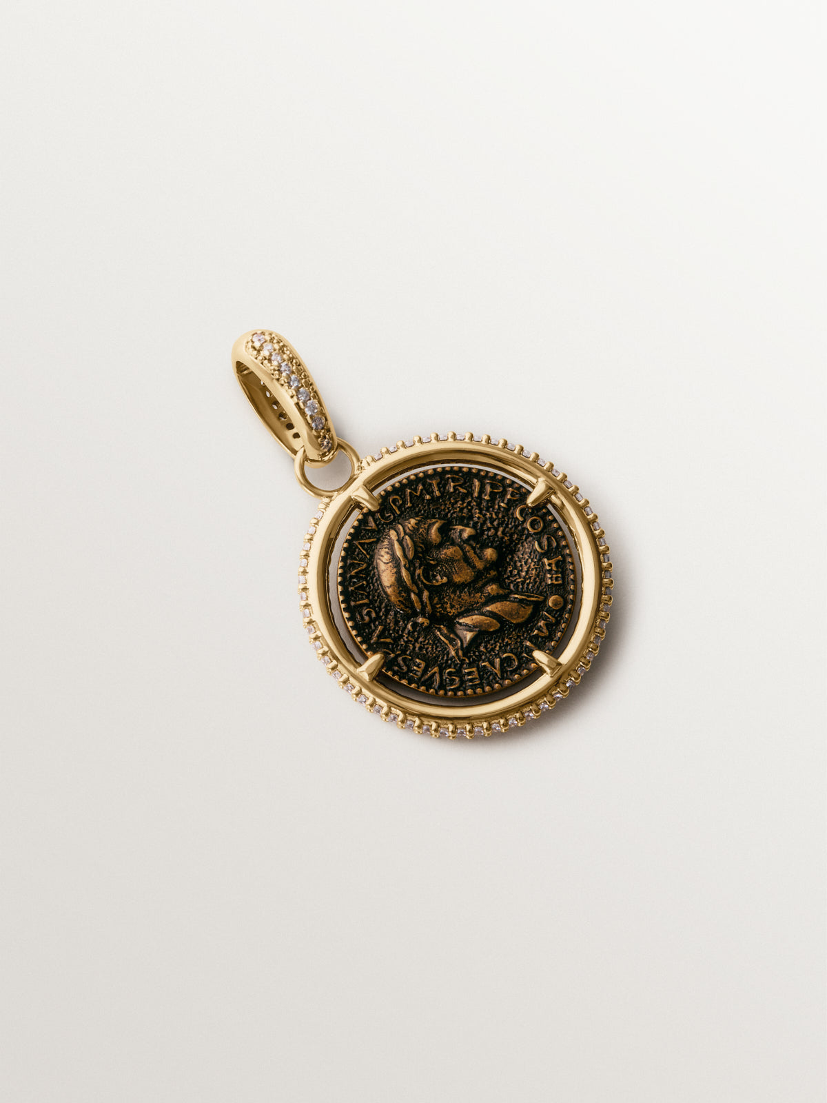 Charm bañado en oro amarillo de 18K con moneda