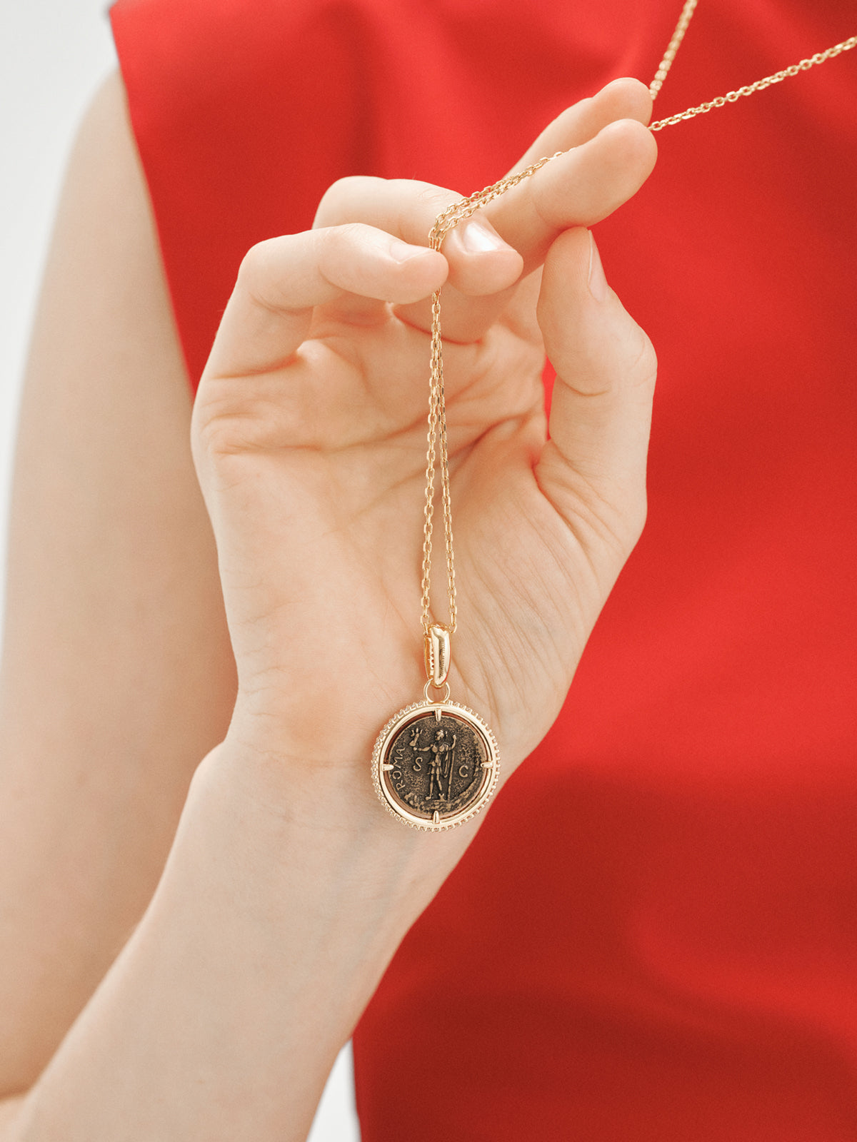 Charm bañado en oro amarillo de 18K con moneda