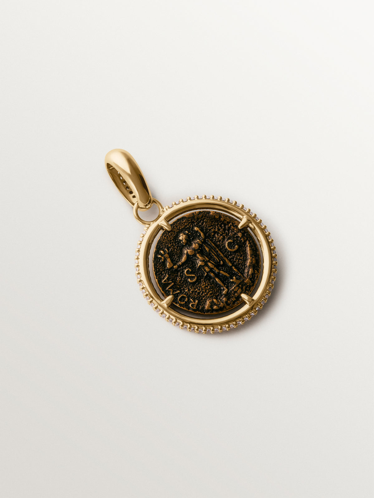 Charm bañado en oro amarillo de 18K con moneda