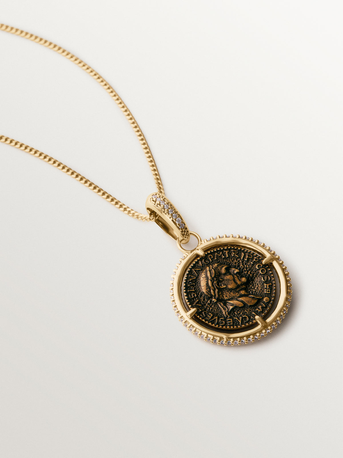 Charm bañado en oro amarillo de 18K con moneda