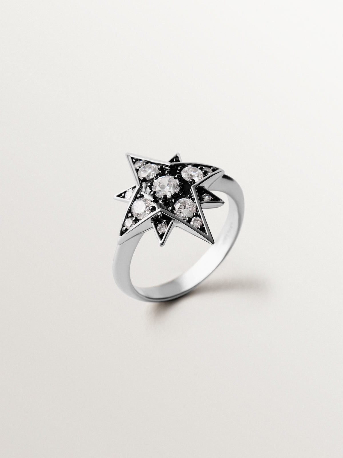 Anillo bicolor con cristales en forma de estrella