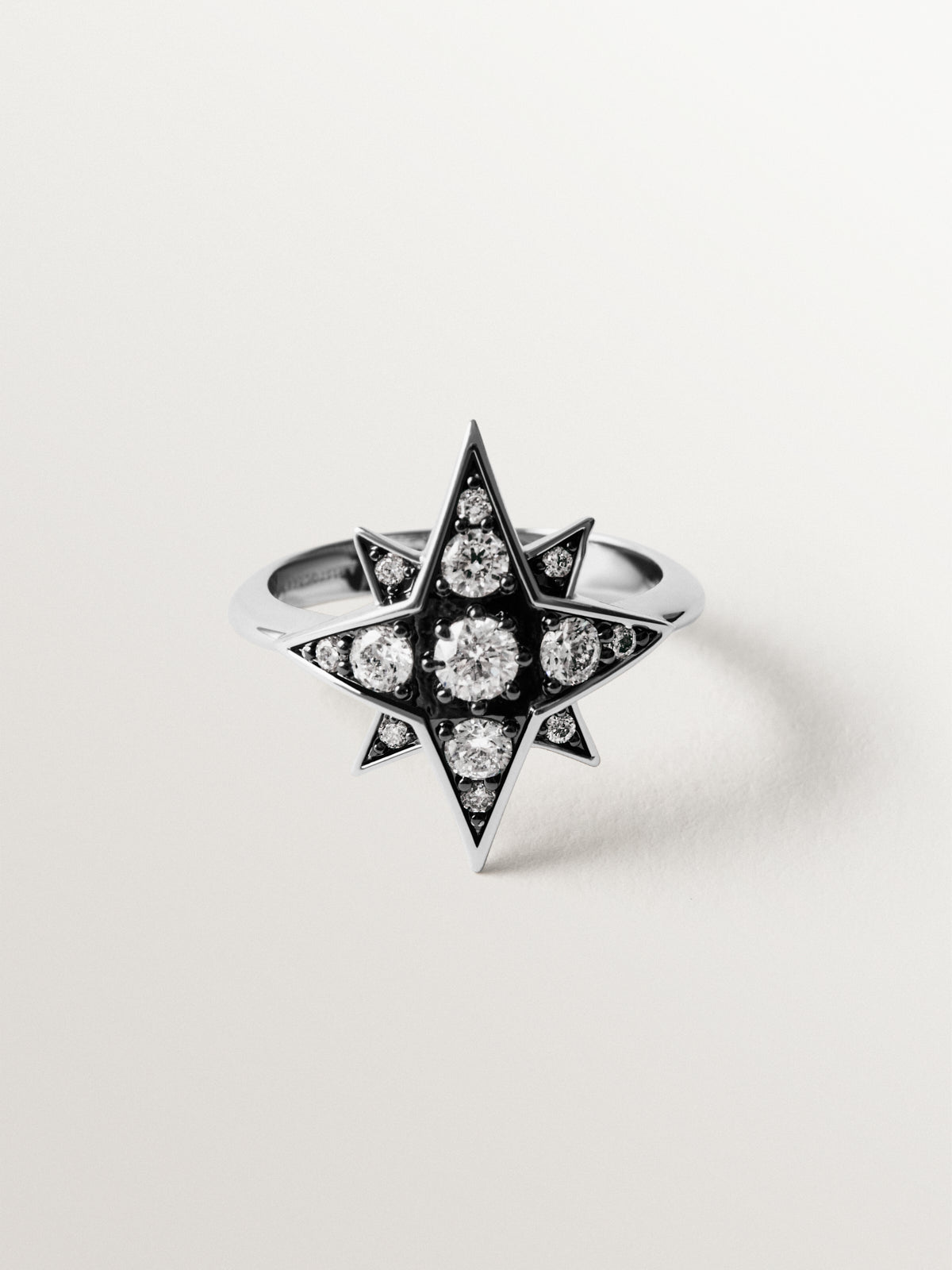 Anillo bicolor con cristales en forma de estrella