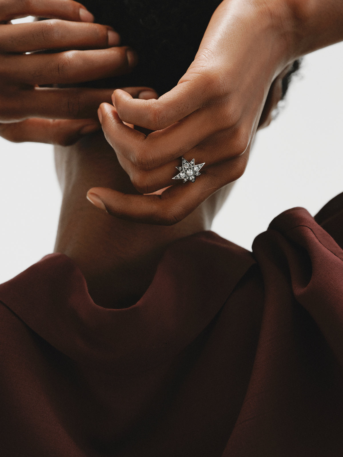 Anillo bicolor con cristales en forma de estrella