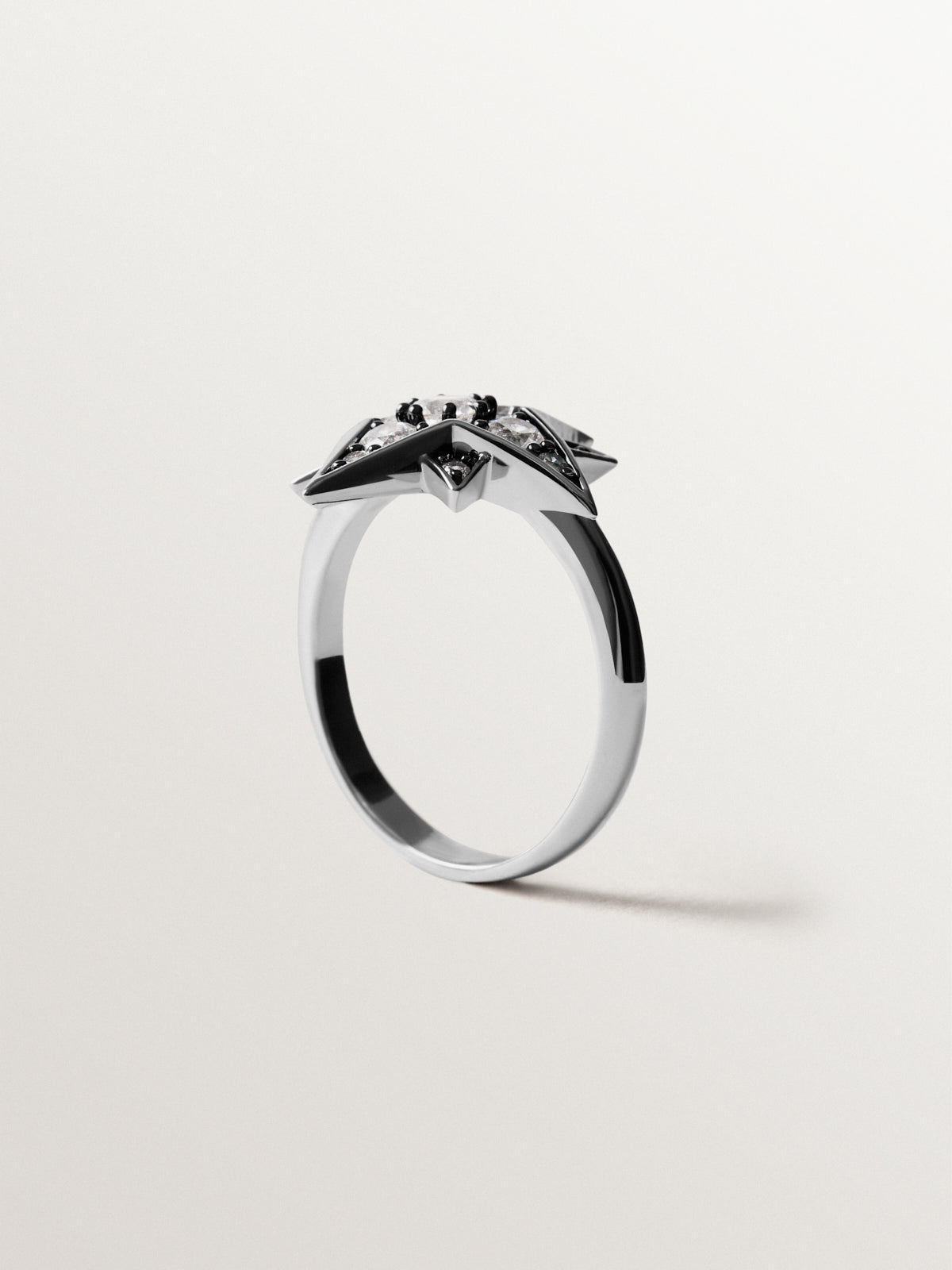 Anillo bicolor con cristales en forma de estrella