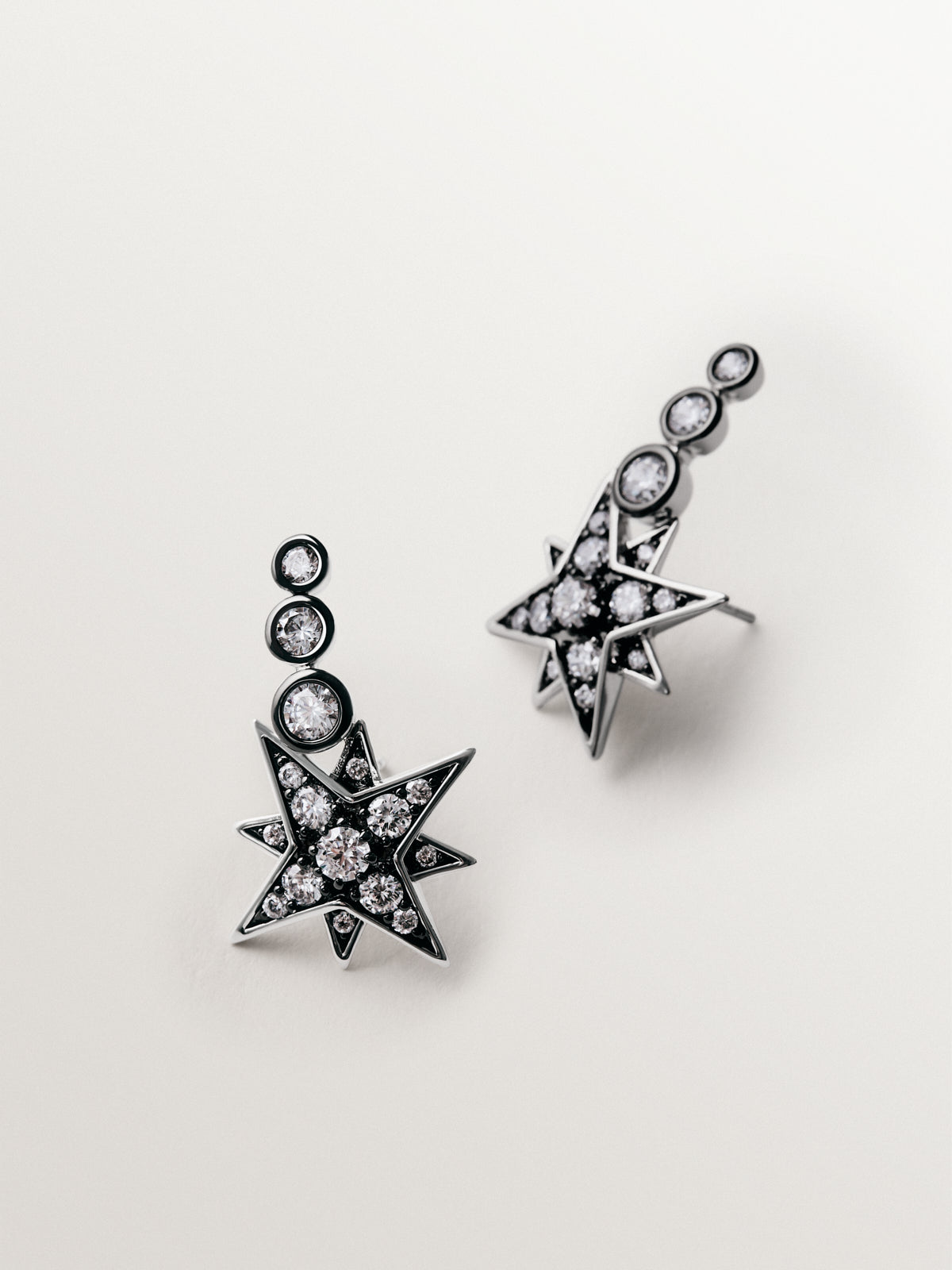 Pendientes trepadores bicolor con cristales en forma de estrella