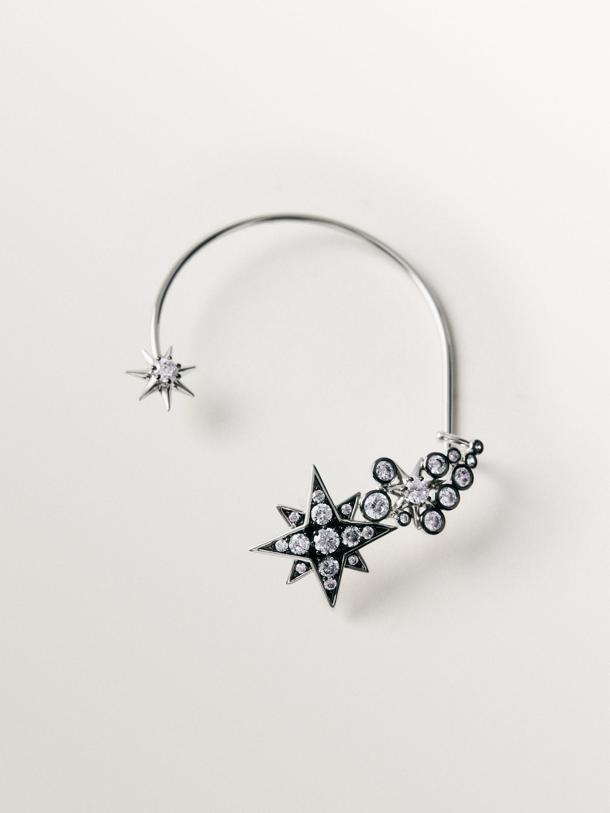 Earcuff bicolor con cristales y estrellas