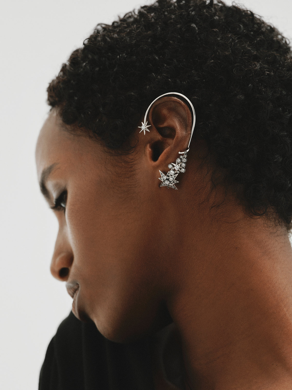Earcuff bicolor con cristales y estrellas
