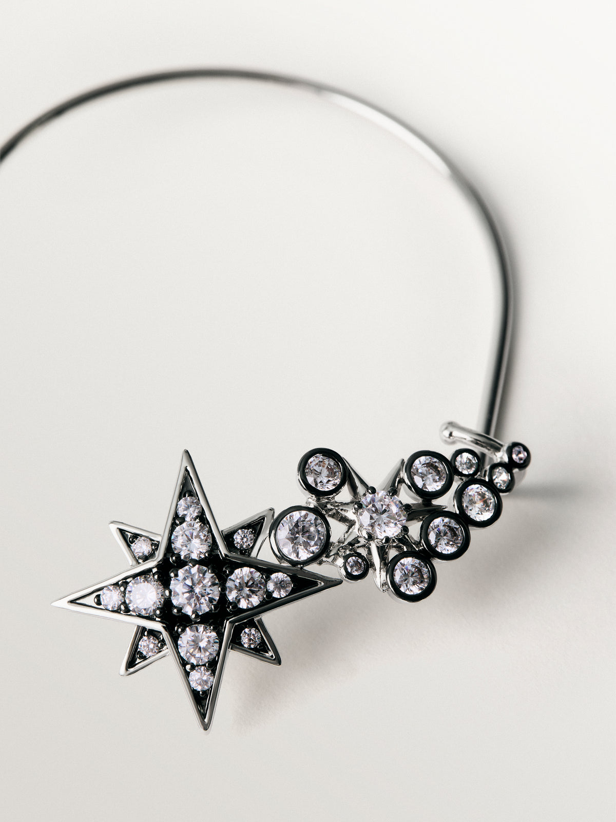 Earcuff bicolor con cristales y estrellas