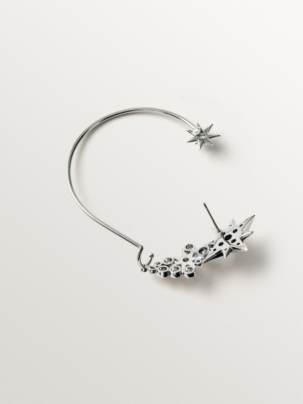 Earcuff bicolor con cristales y estrellas