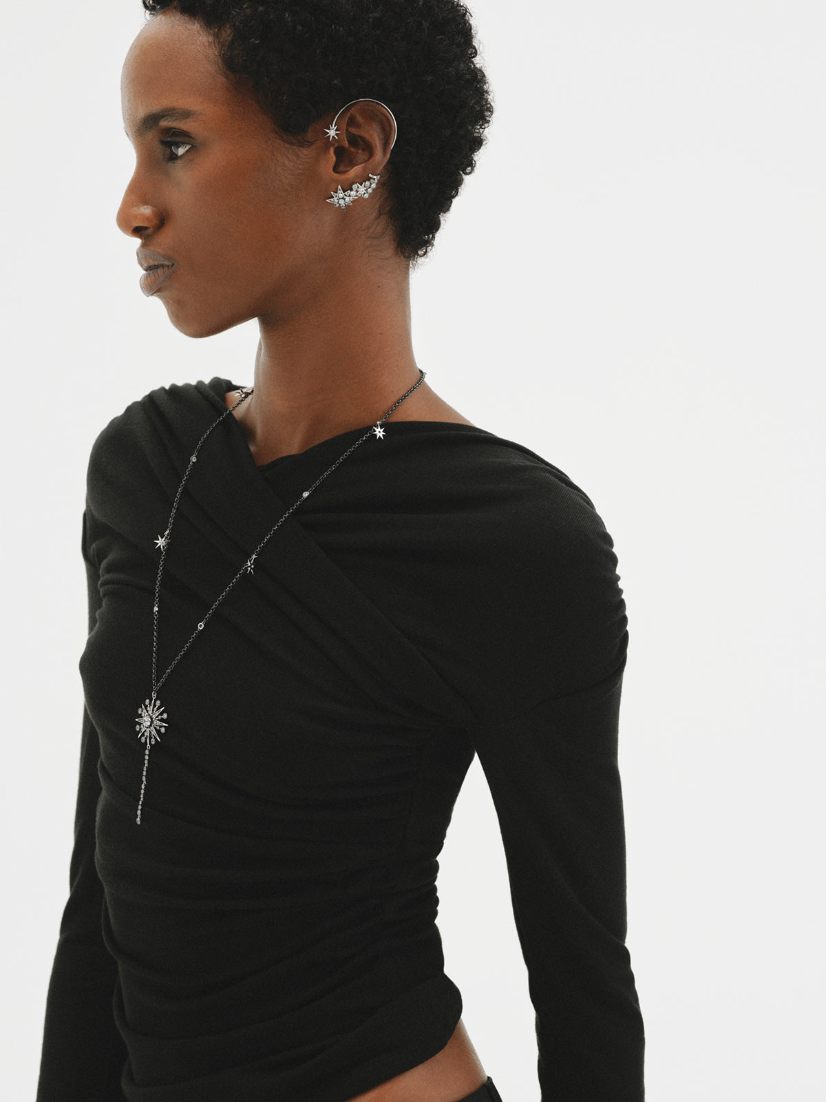 Earcuff bicolor con cristales y estrellas