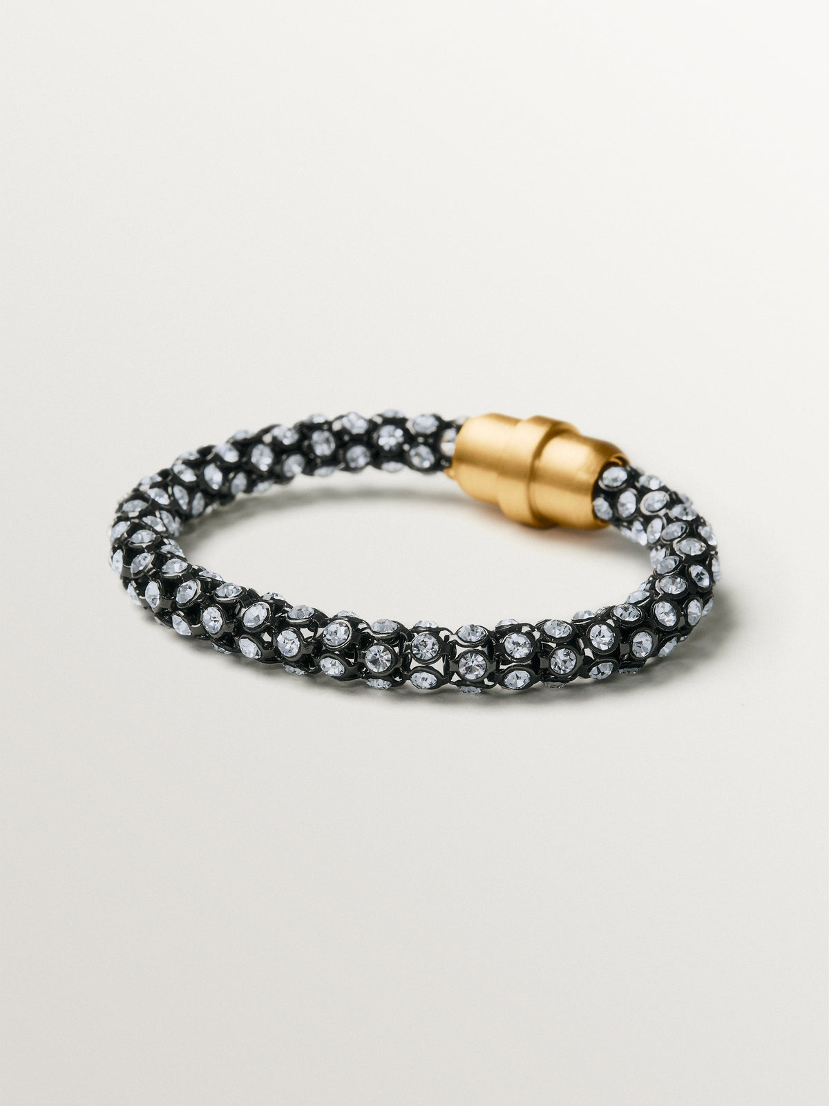 Pulsera en forma de tubo con cristales