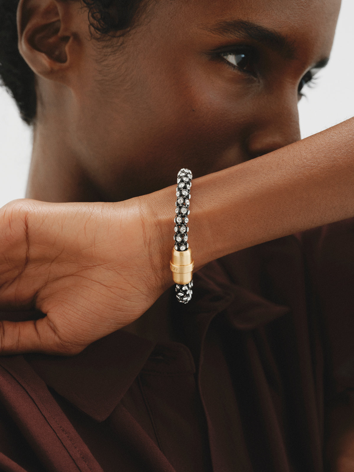 Pulsera en forma de tubo con cristales