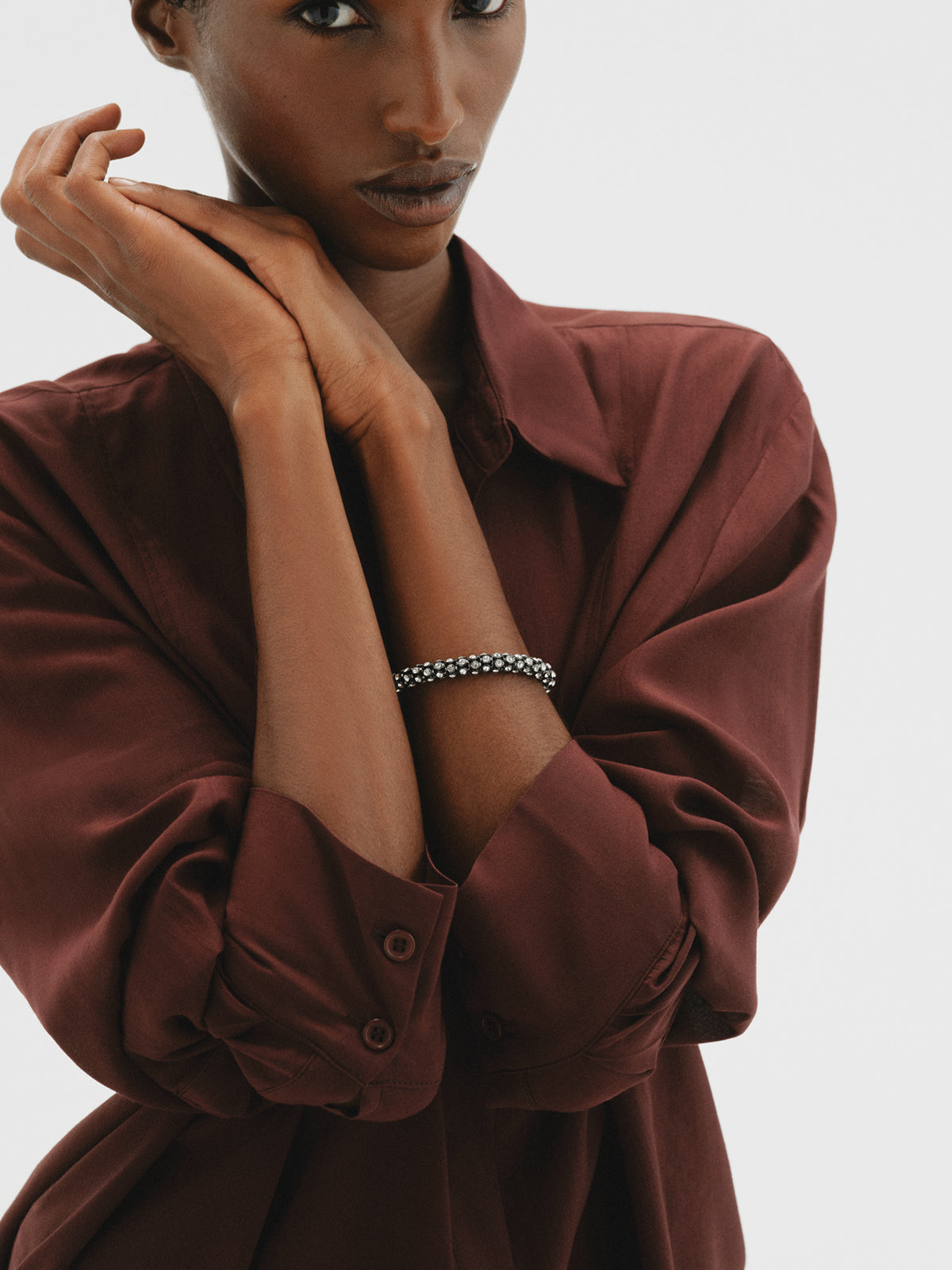 Pulsera en forma de tubo con cristales