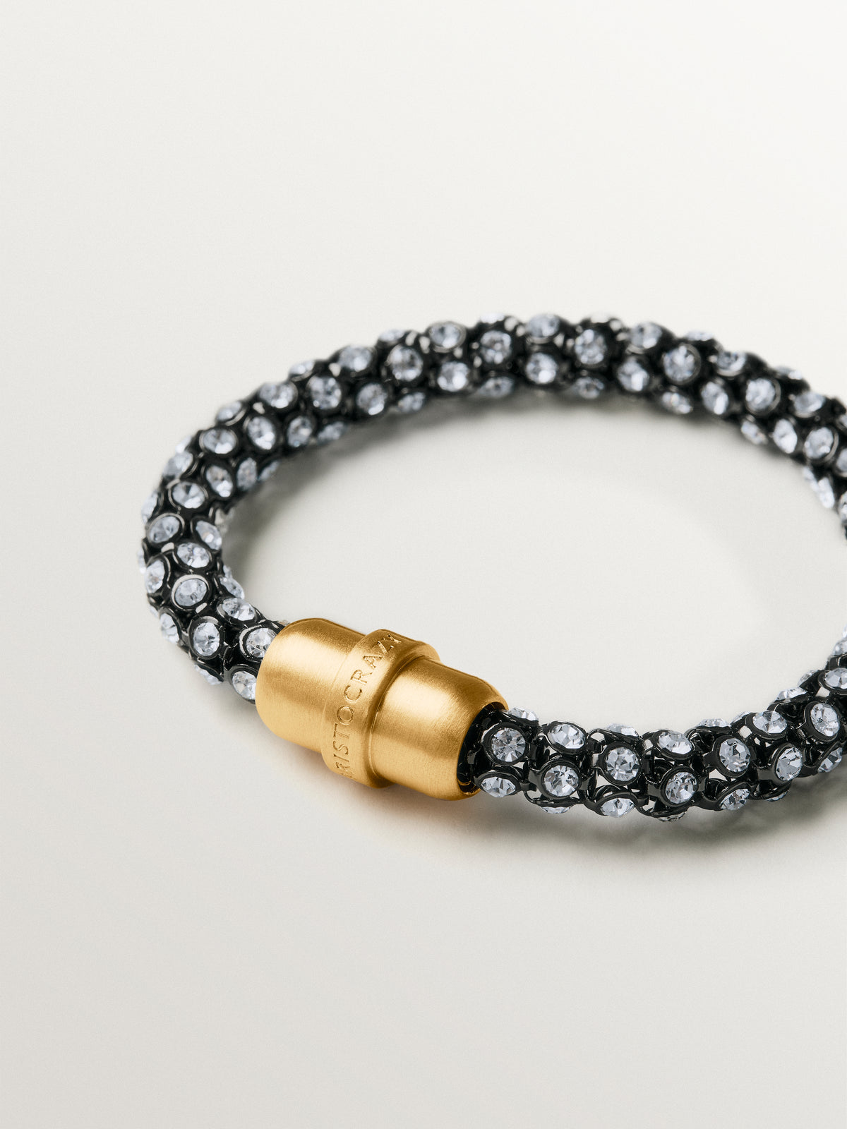 Pulsera en forma de tubo con cristales