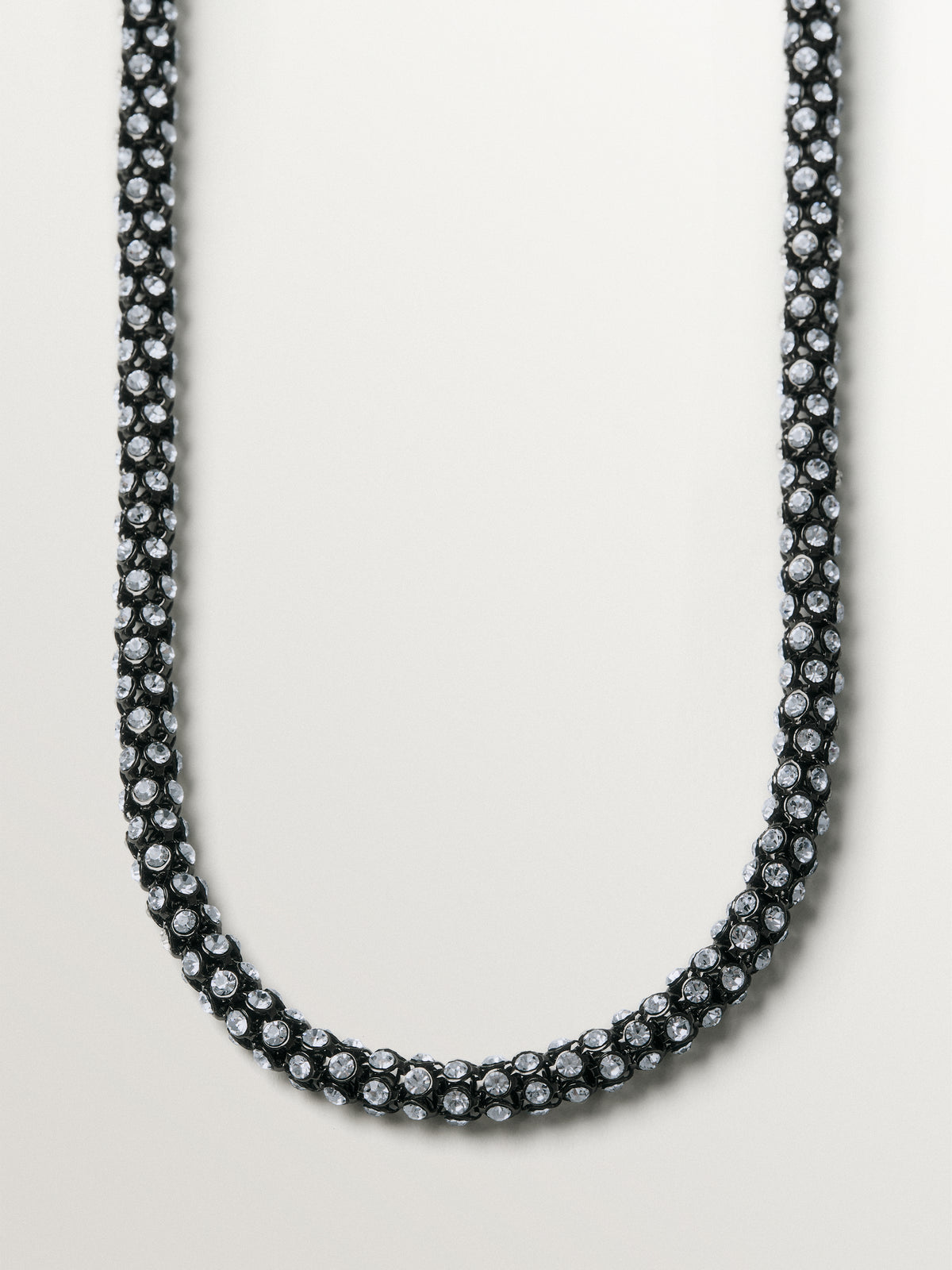 Collar largo en forma de tubo con cristales