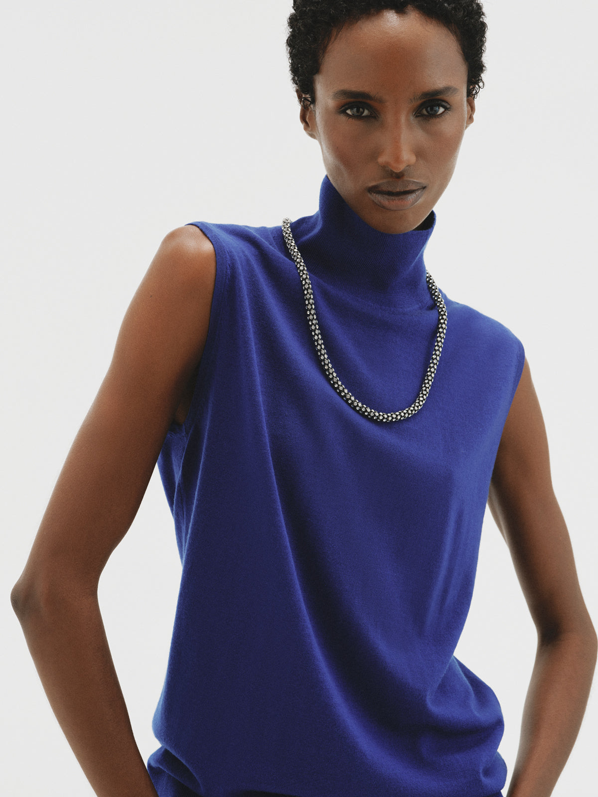 Collar largo en forma de tubo con cristales