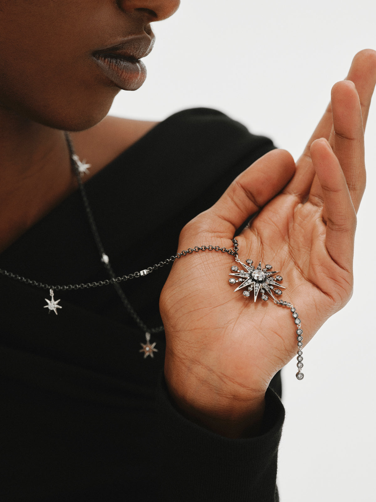 Collar bicolor con cristales y estrellas