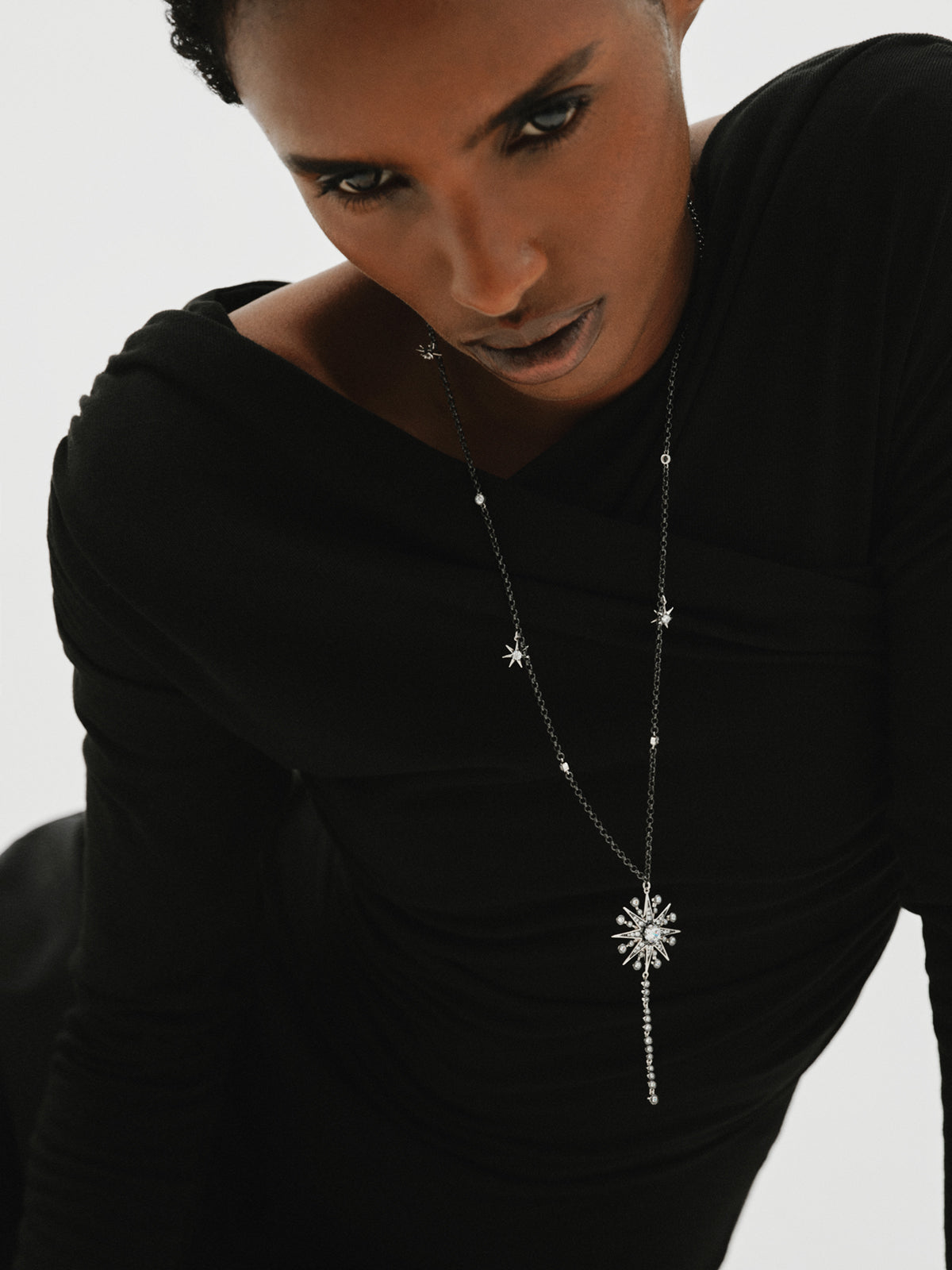 Collar bicolor con cristales y estrellas