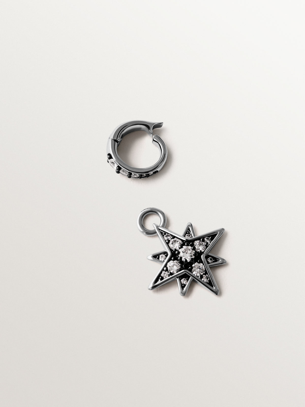 Charm bicolor con cristales en forma de estrella pequeña