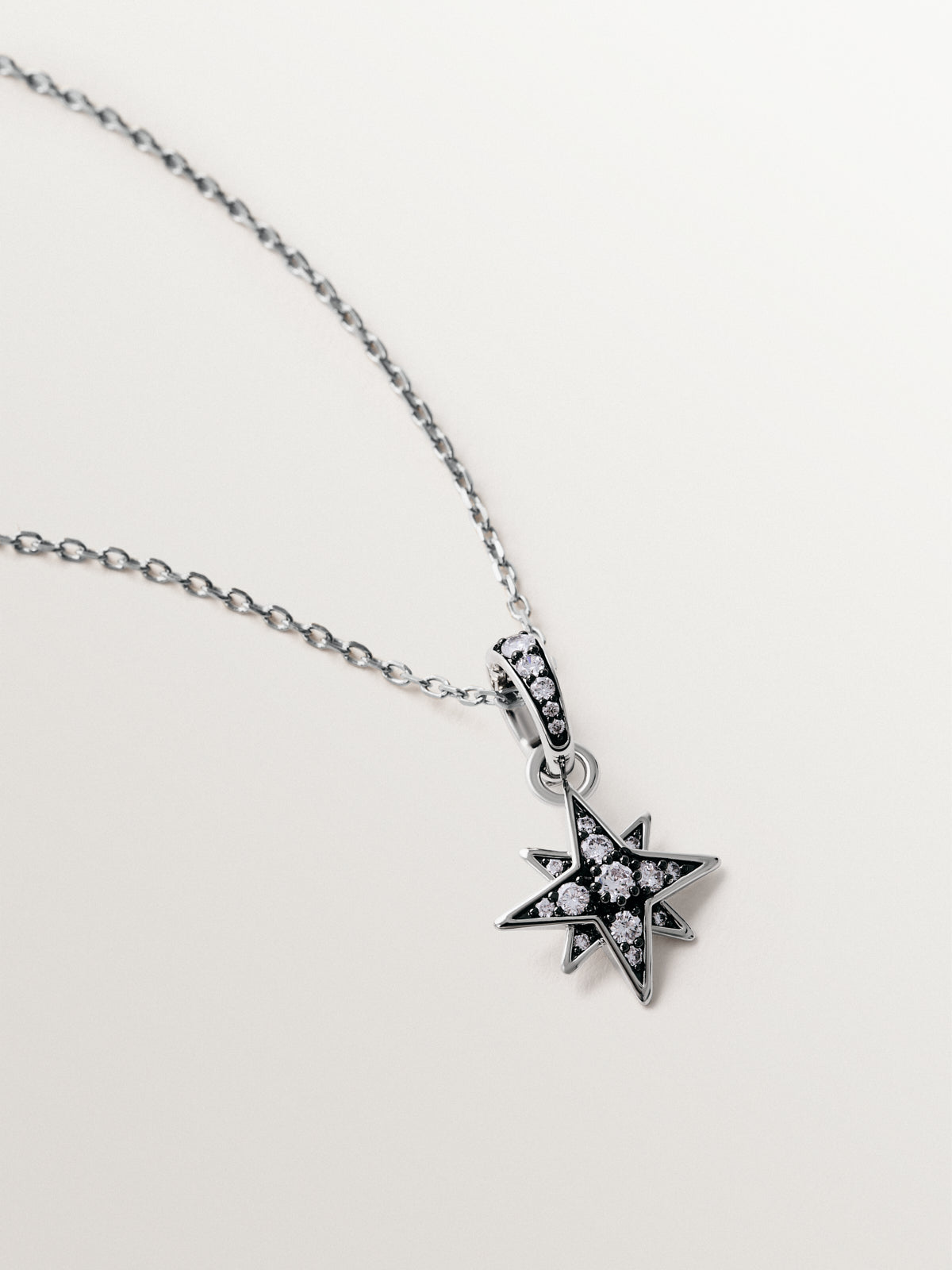 Charm bicolor con cristales en forma de estrella pequeña