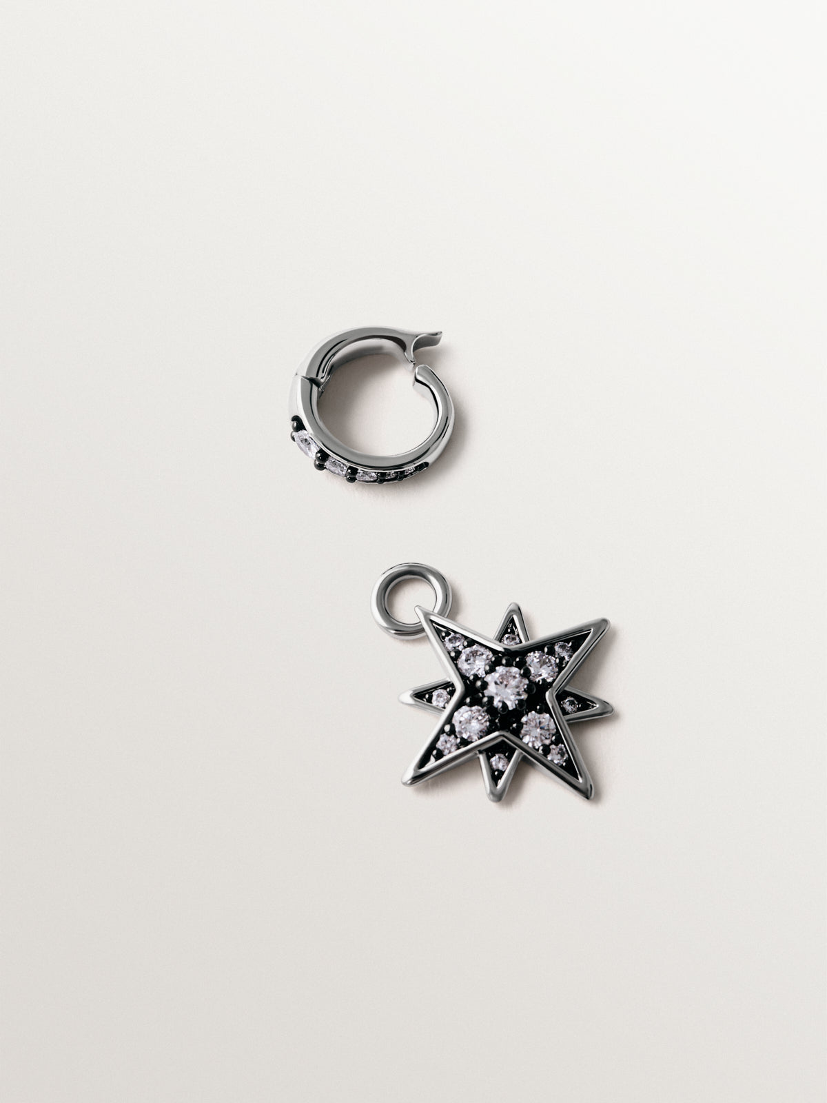 Charm bicolor con cristales en forma de estrella pequeña
