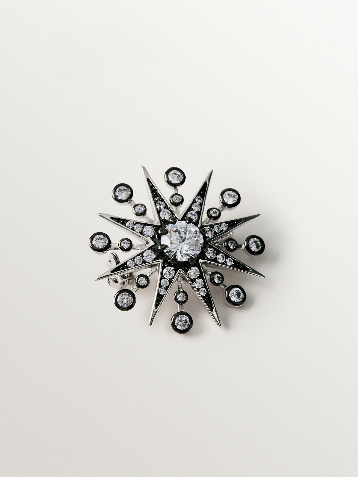 Broche bicolor con cristales en forma de estrella