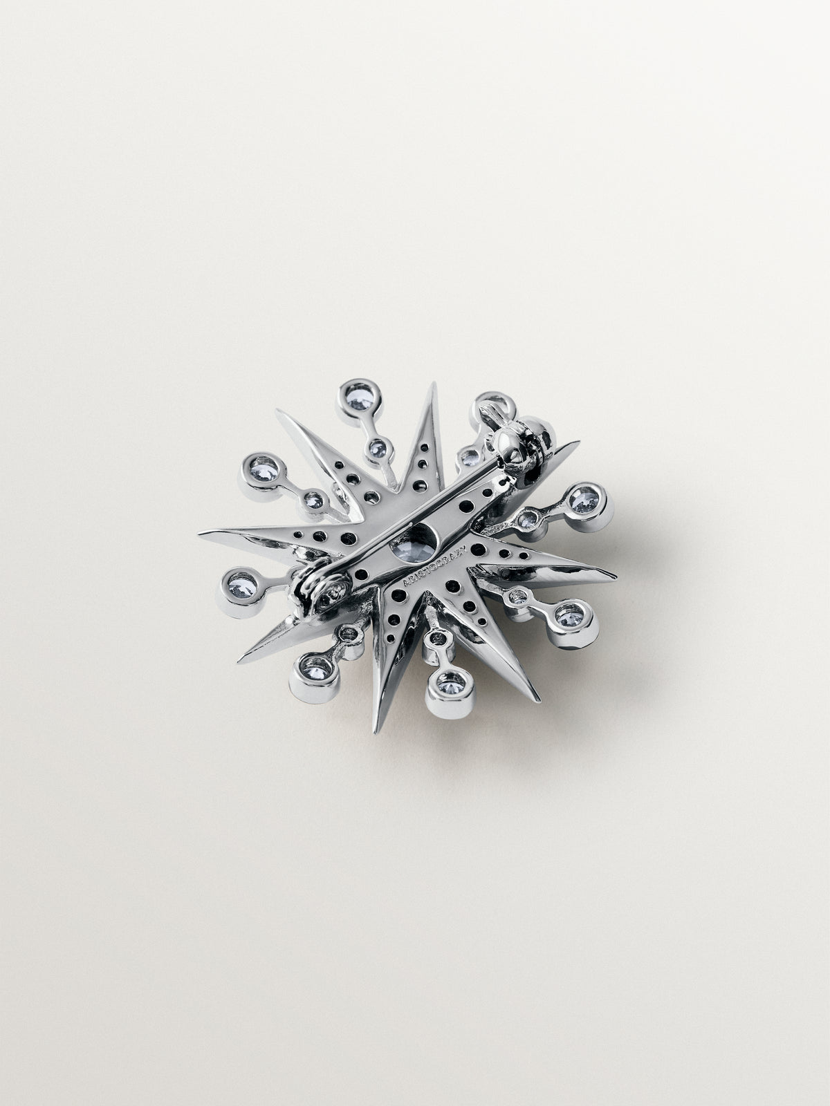 Broche bicolor con cristales en forma de estrella