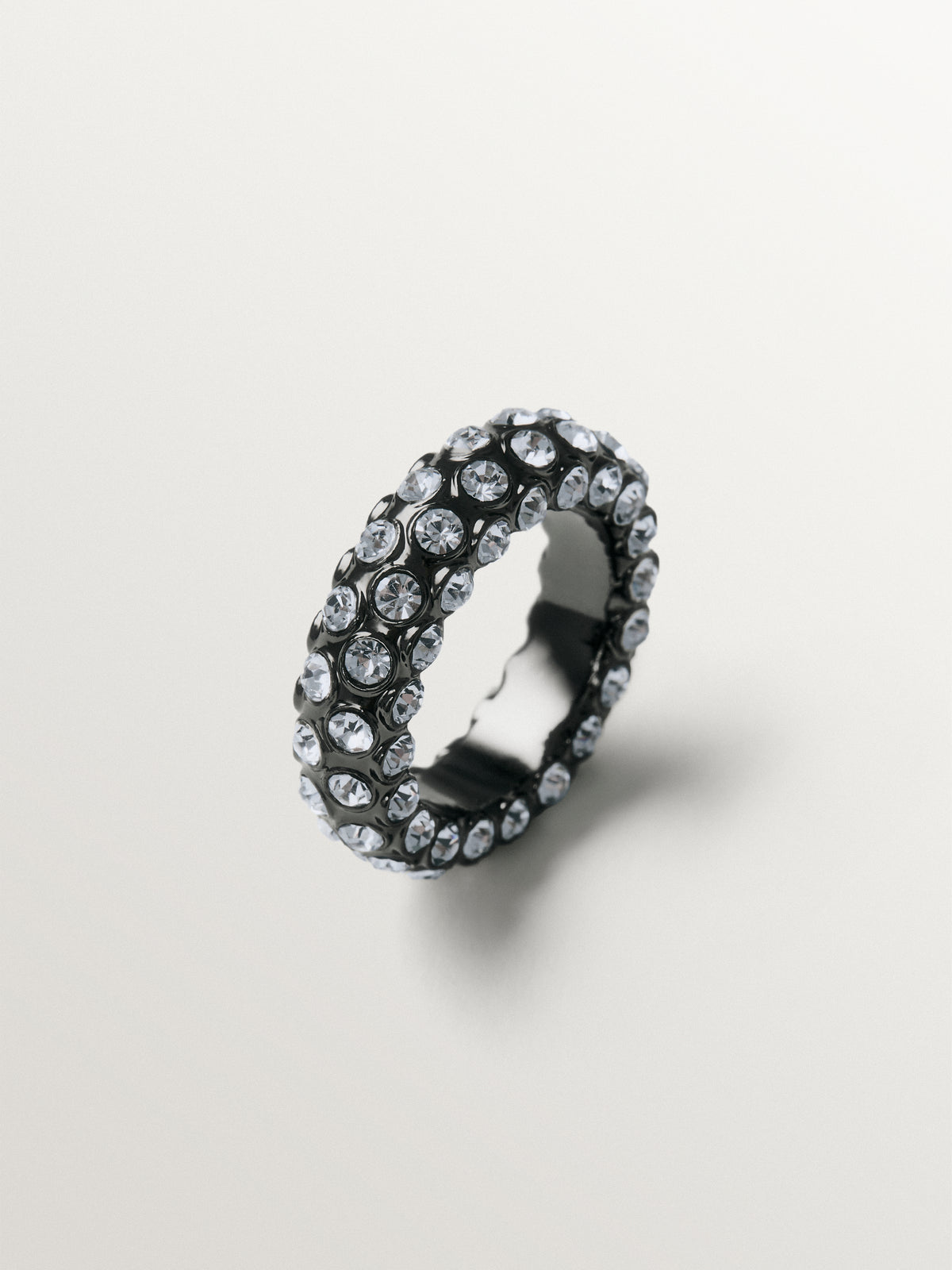 Anillo en forma de tubo con cristales