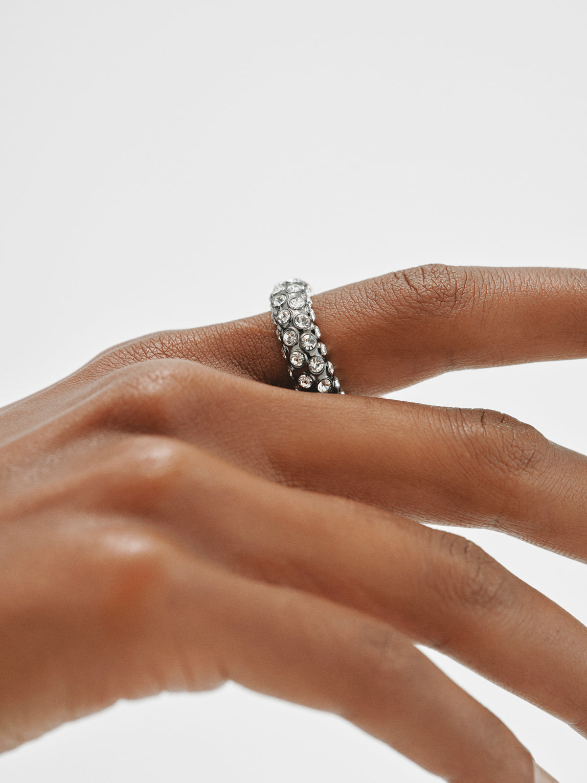 Anillo en forma de tubo con cristales