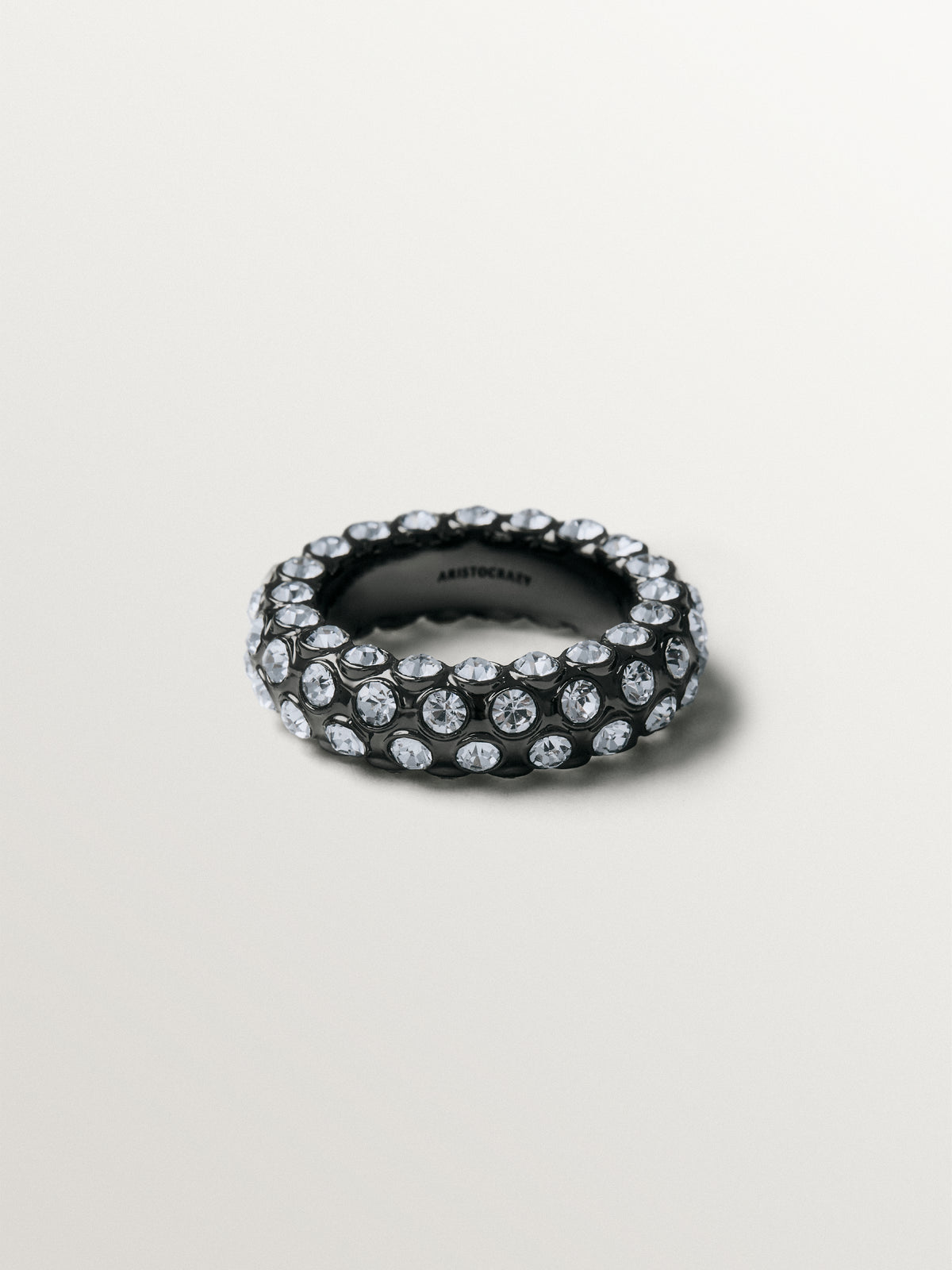 Anillo en forma de tubo con cristales