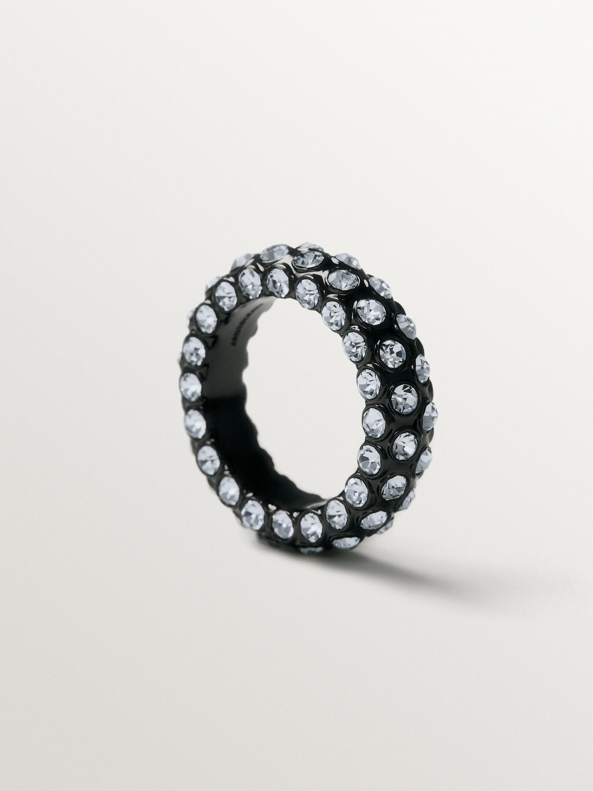 Anillo en forma de tubo con cristales