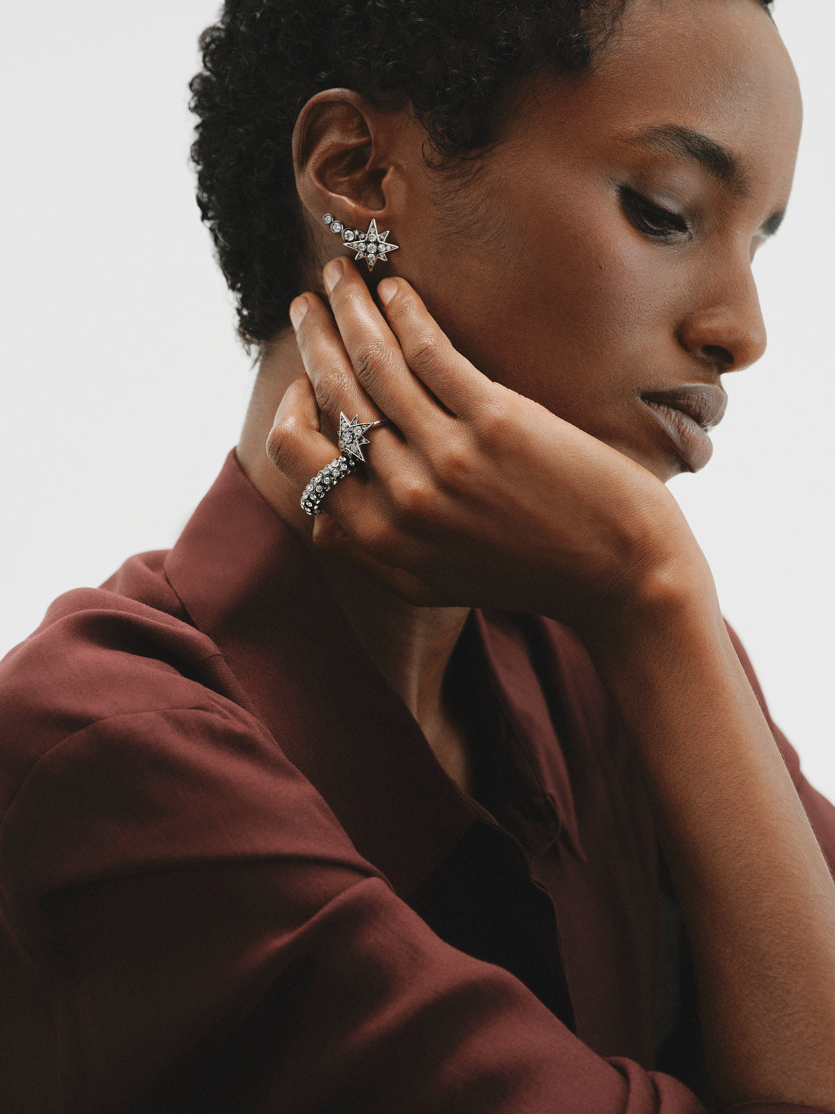 Anillo en forma de tubo con cristales