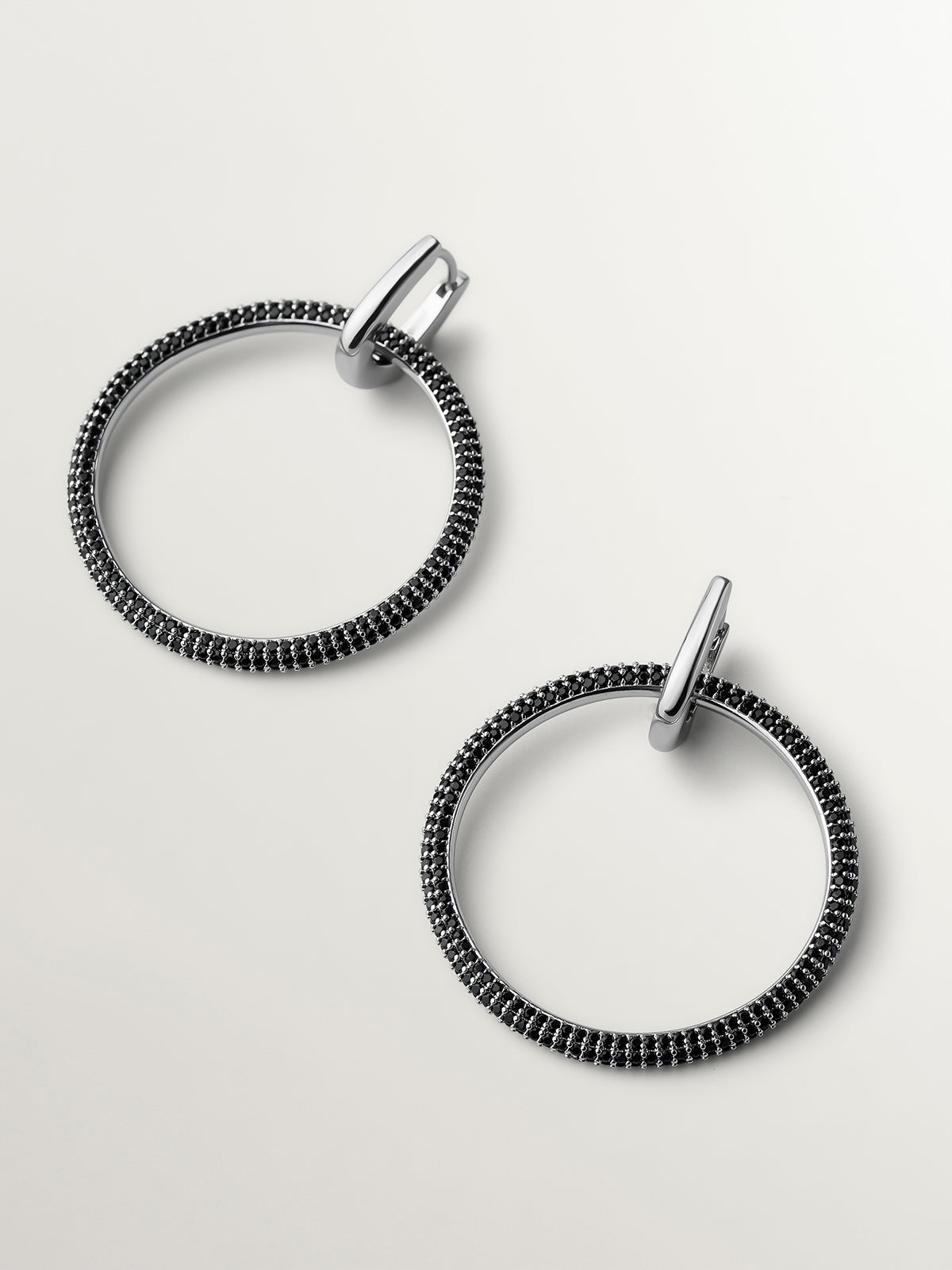 Pendientes de aro doble con cristales negros