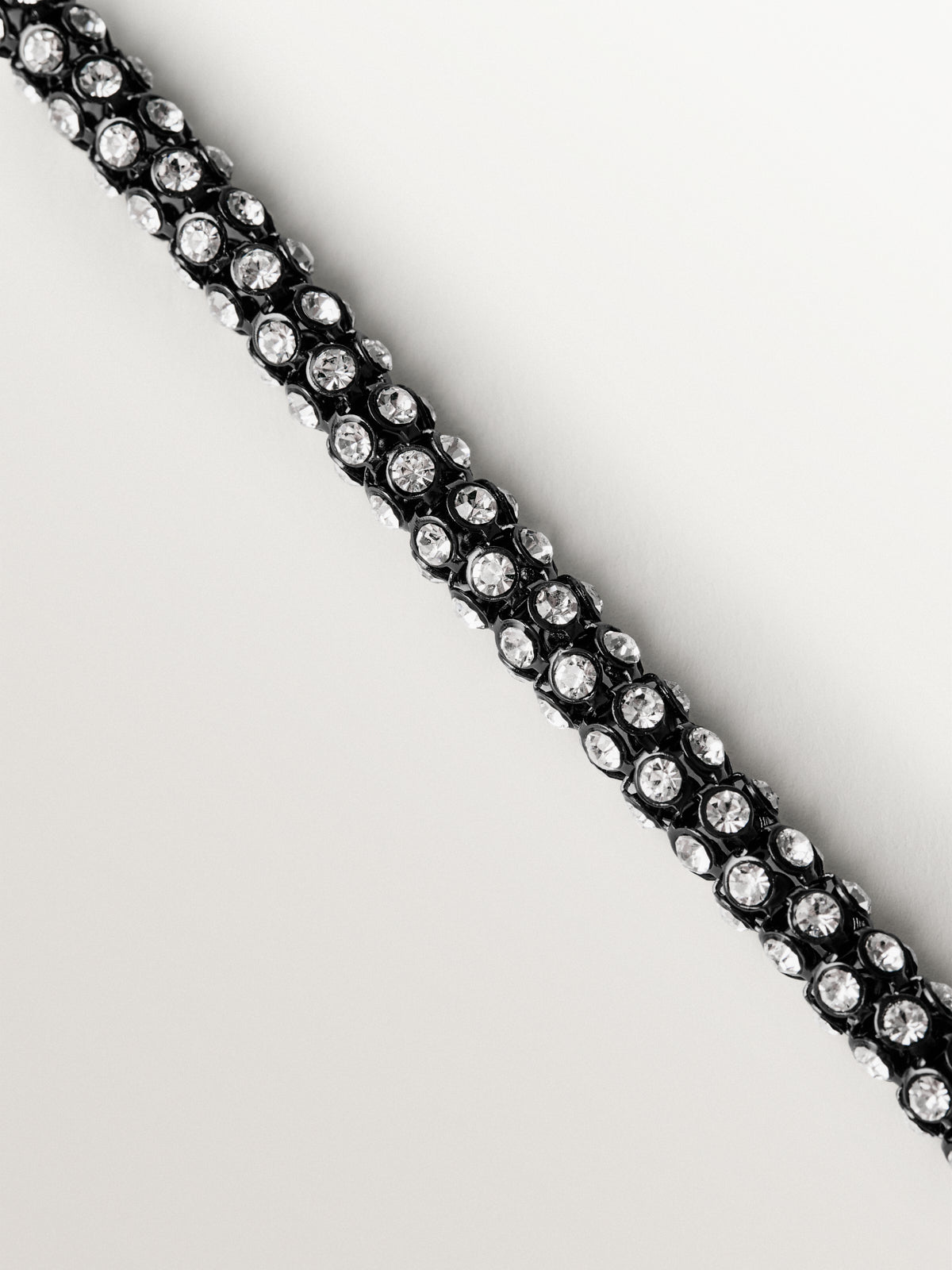 Collar corto en forma de tubo con cristales