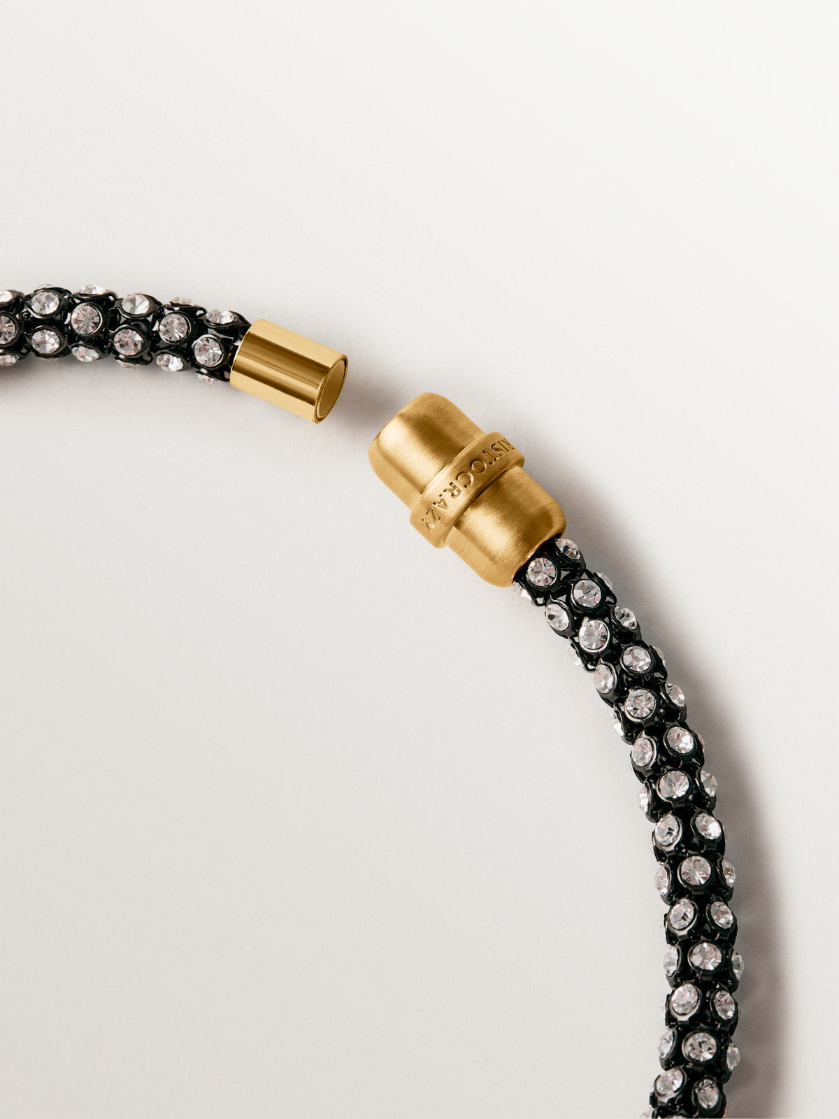 Collar corto en forma de tubo con cristales