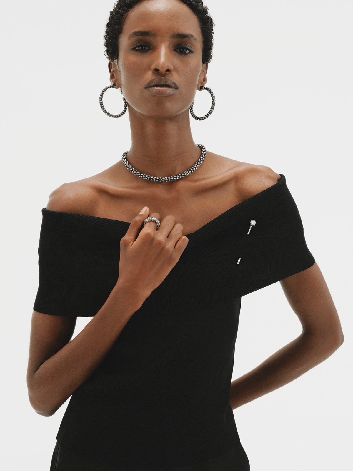 Collar corto en forma de tubo con cristales