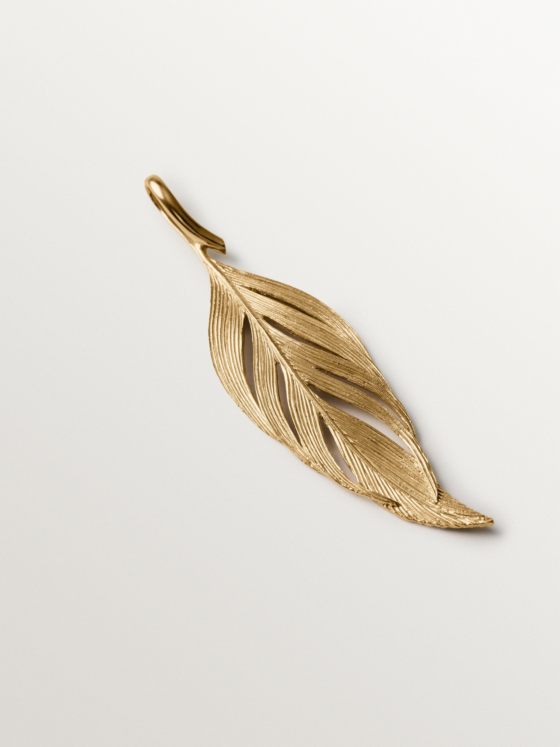Charm bañado en oro amarillo de 18K con forma de hoja