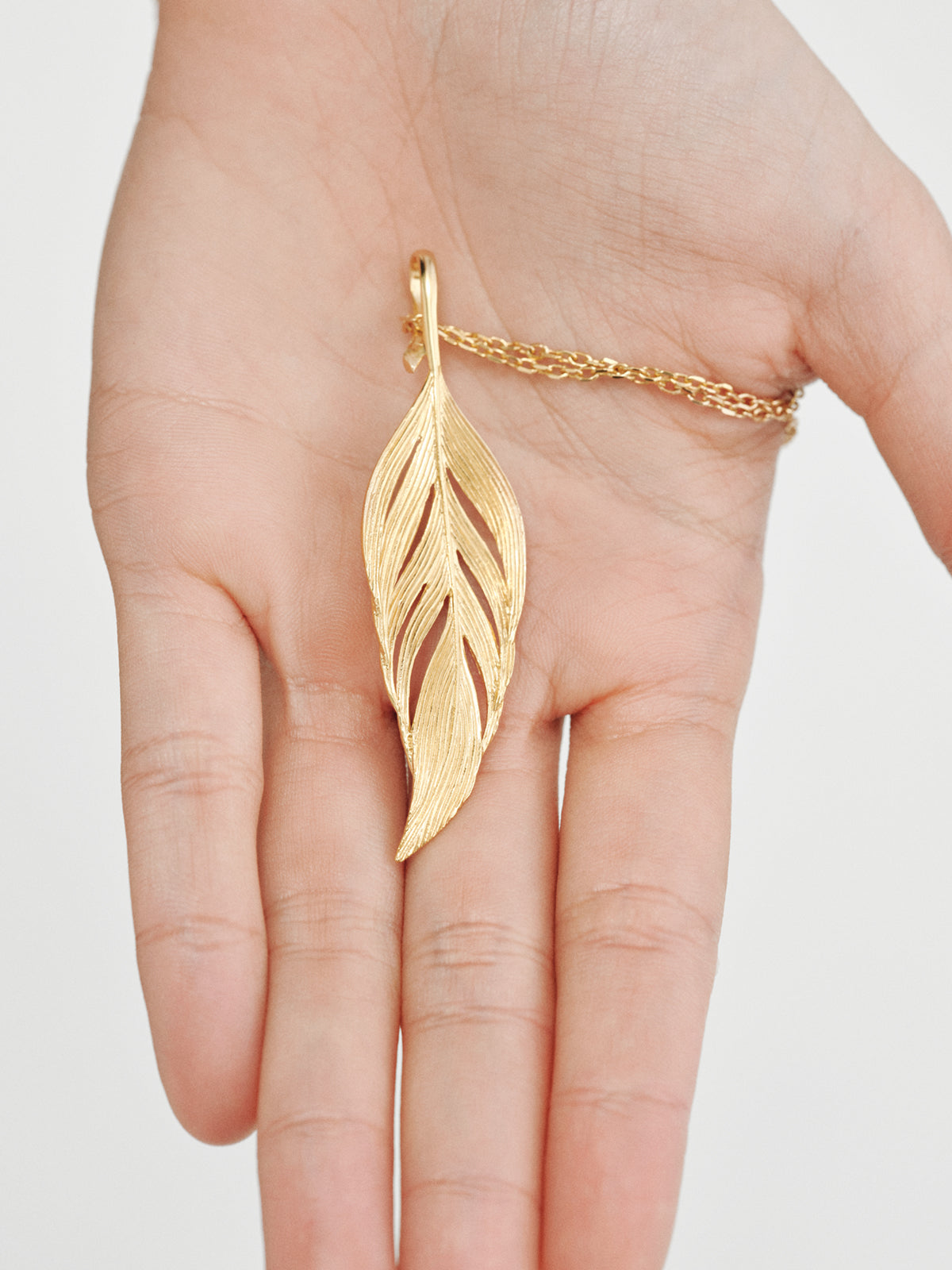 Charm bañado en oro amarillo de 18K con forma de hoja
