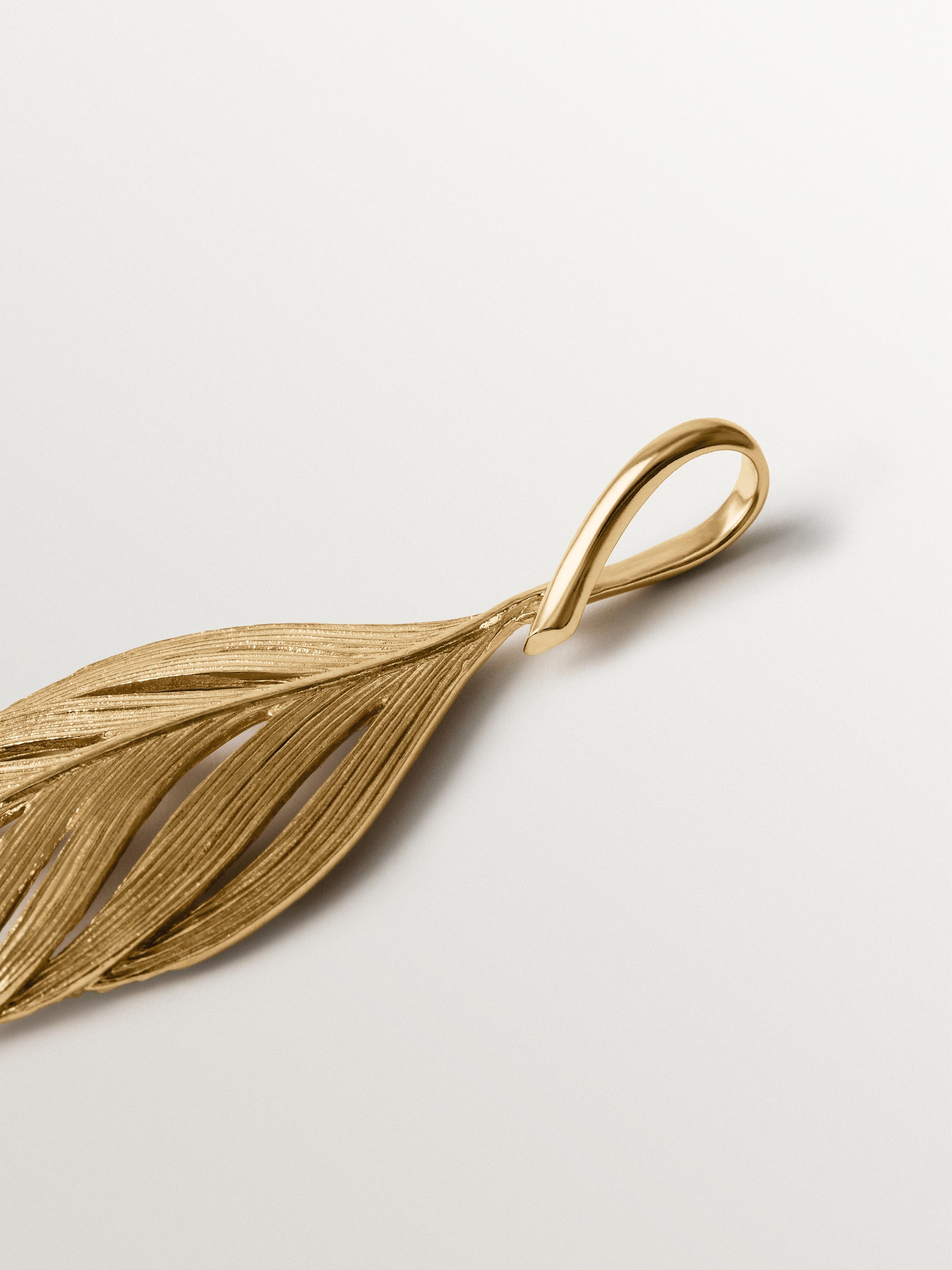 Charm bañado en oro amarillo de 18K con forma de hoja