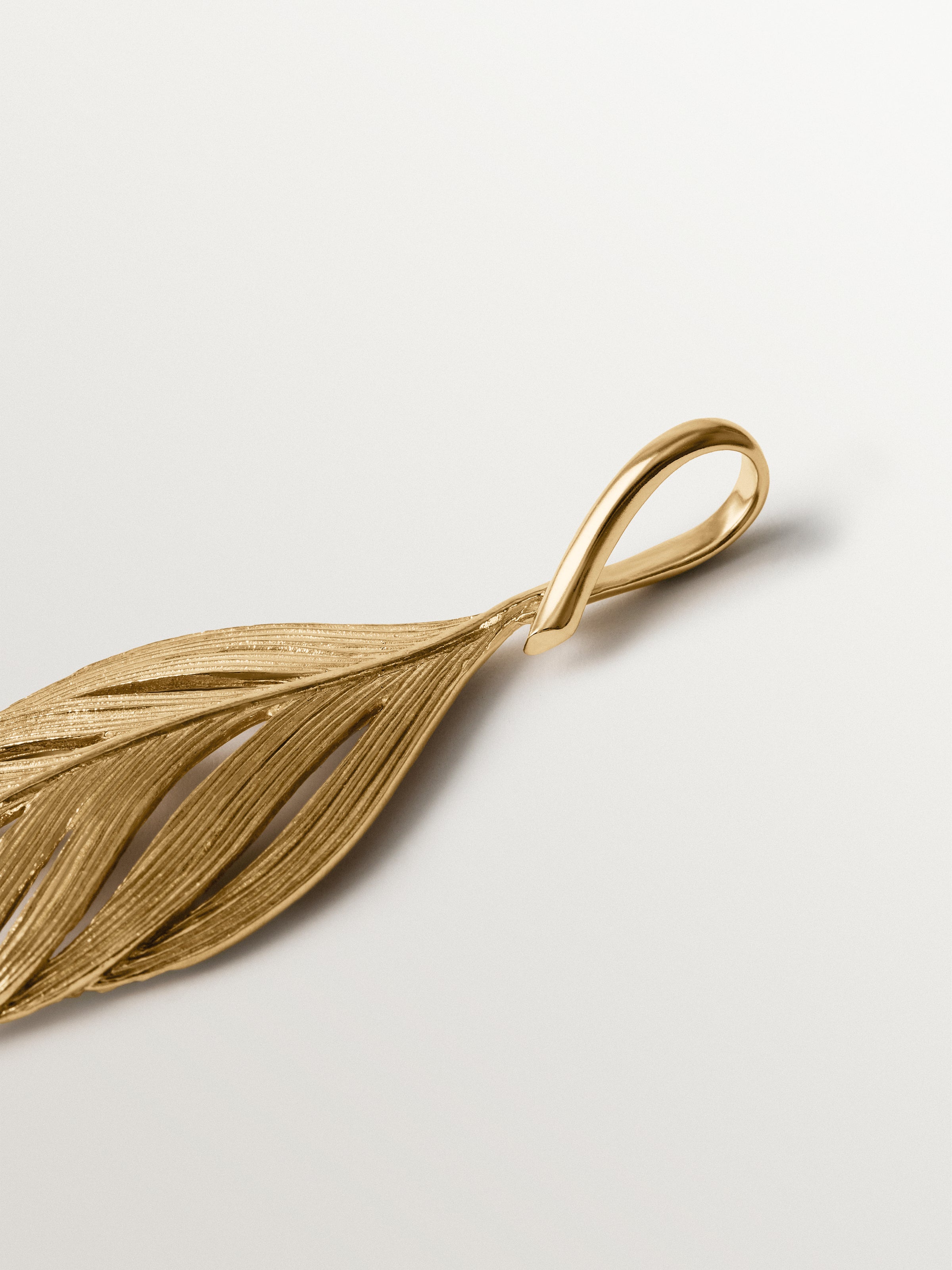 Charm bañado en oro amarillo de 18K con forma de hoja