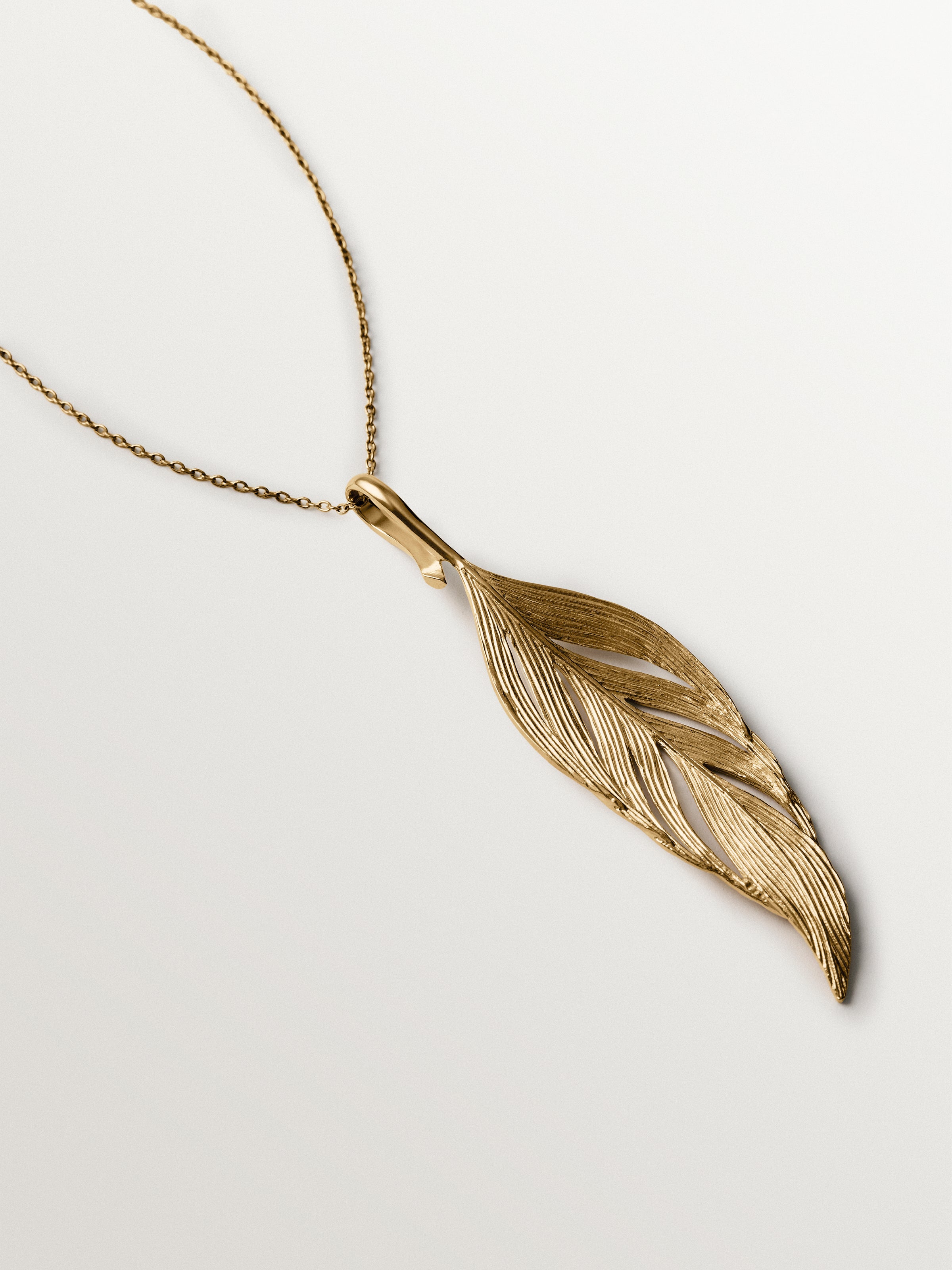Charm bañado en oro amarillo de 18K con forma de hoja