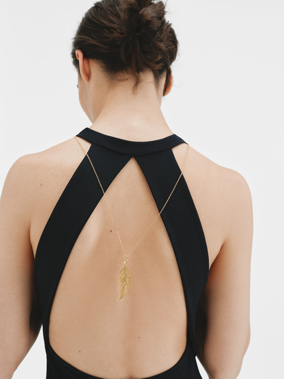 Charm bañado en oro amarillo de 18K con forma de hoja