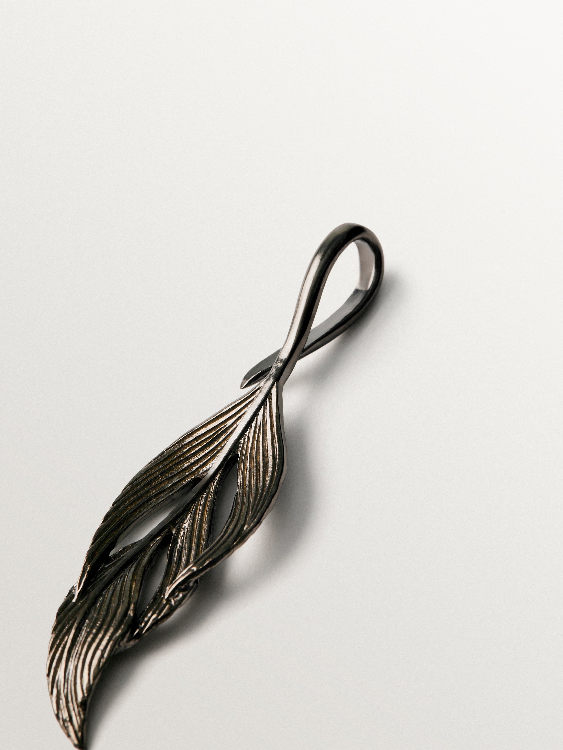 Charm con forma de hoja